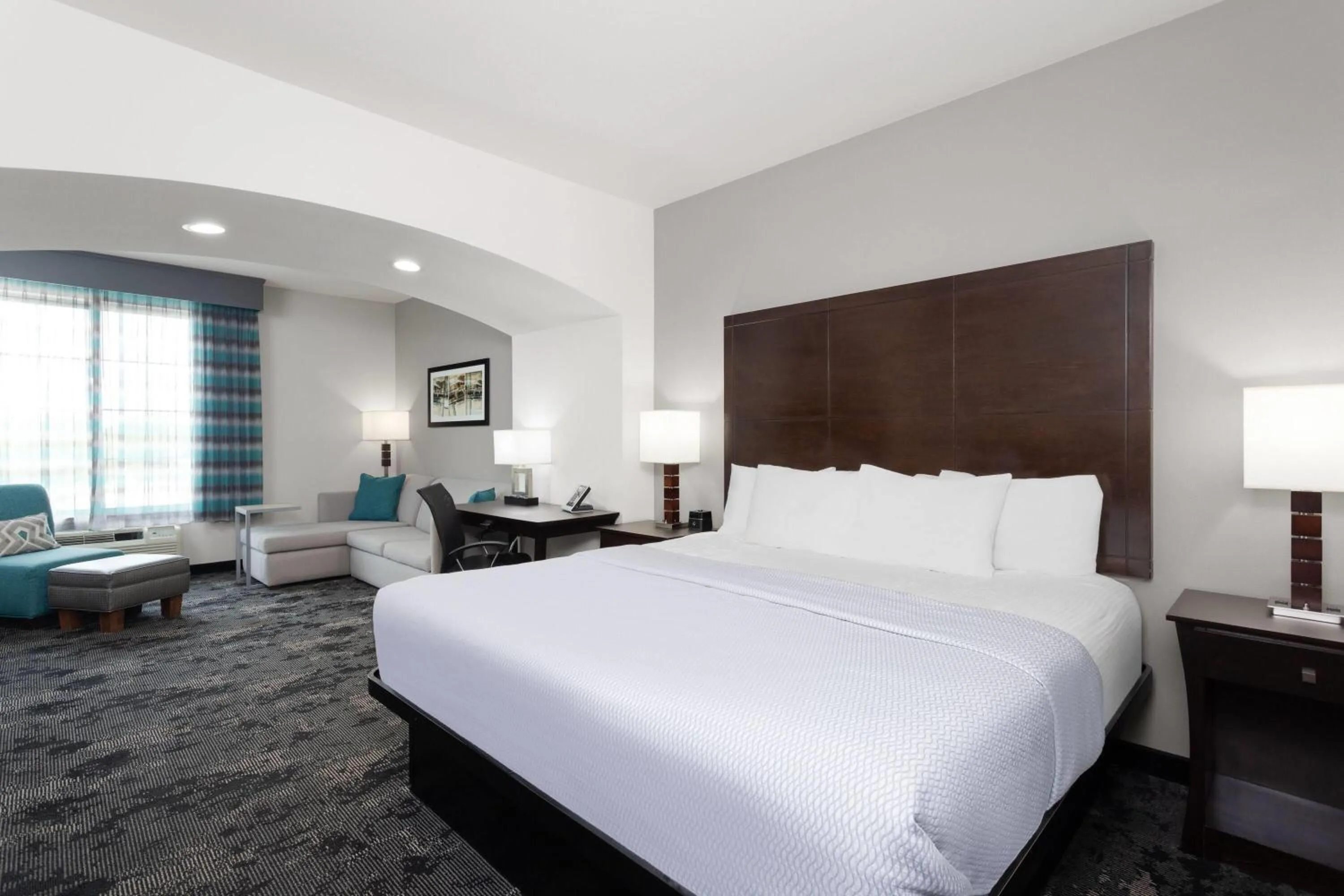 Photo of the whole room, Bed in La Quinta by Wyndham Columbus - Edinburgh