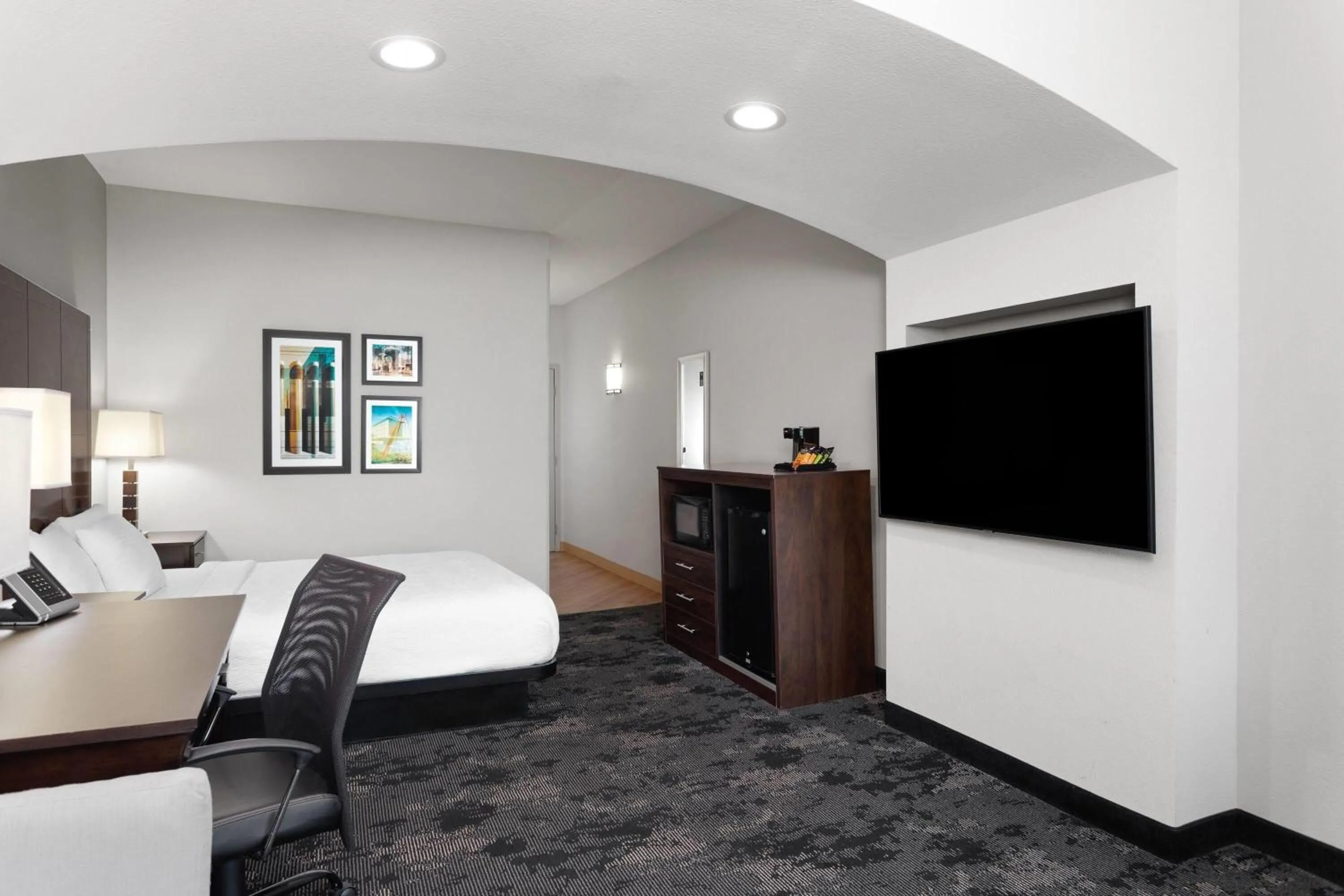 Photo of the whole room, Bed in La Quinta by Wyndham Columbus - Edinburgh