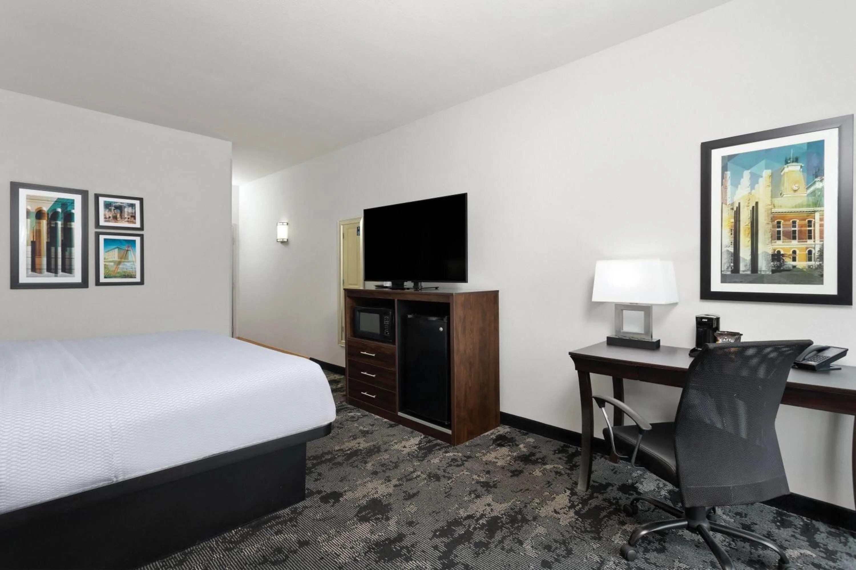 Photo of the whole room, Bed in La Quinta by Wyndham Columbus - Edinburgh