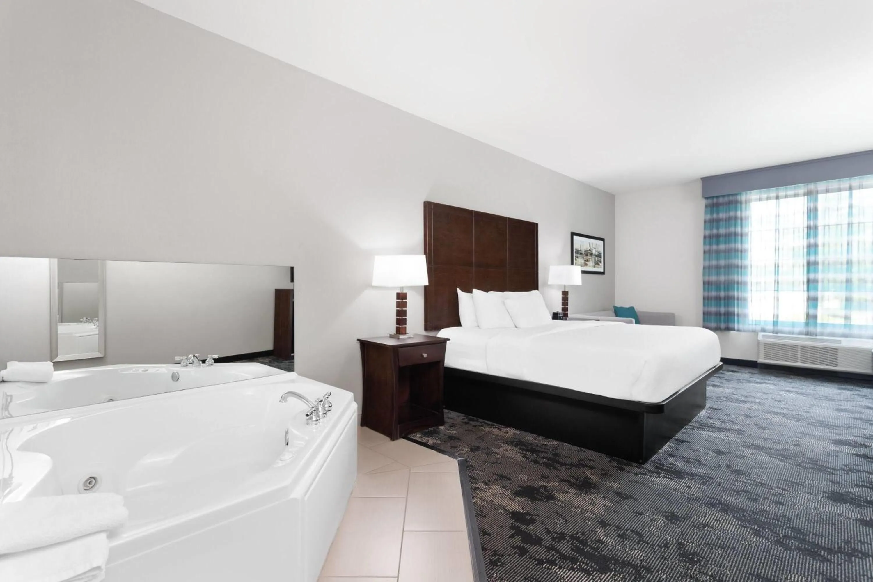 Bath, Bed in La Quinta by Wyndham Columbus - Edinburgh