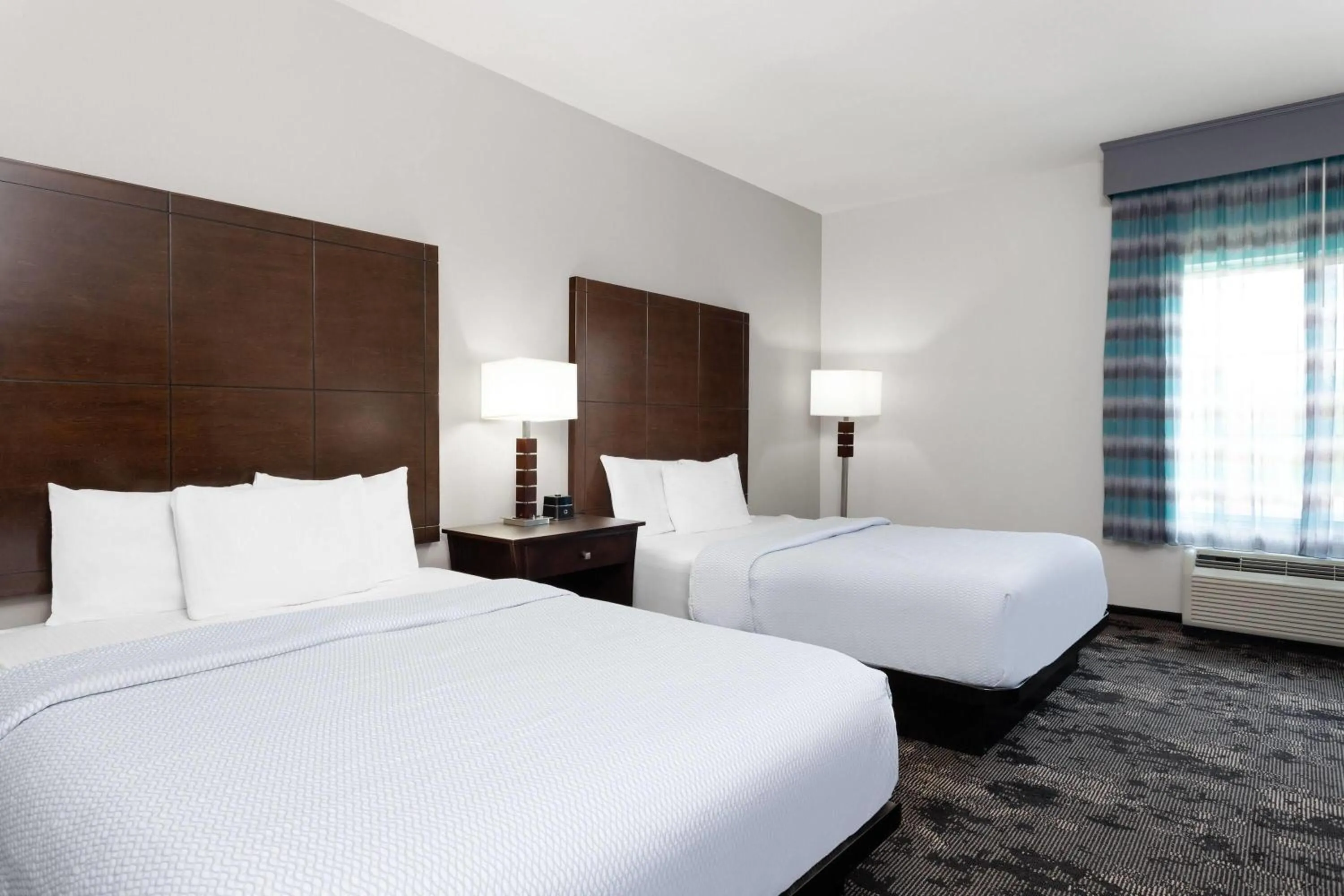 Photo of the whole room, Bed in La Quinta by Wyndham Columbus - Edinburgh