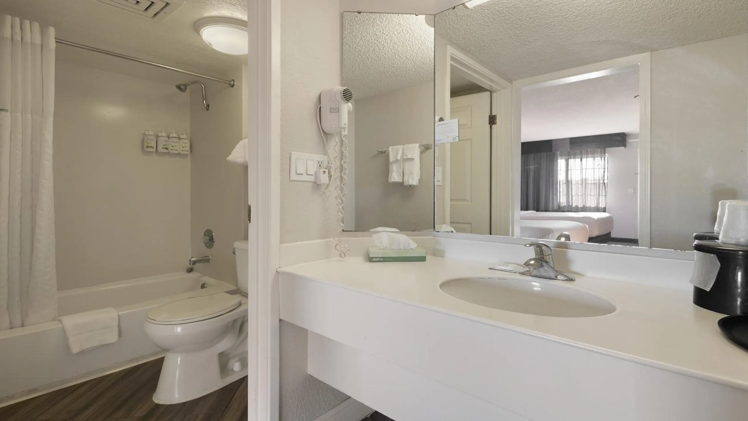 Bathroom in Howard Johnson by Wyndham Sacramento Downtown