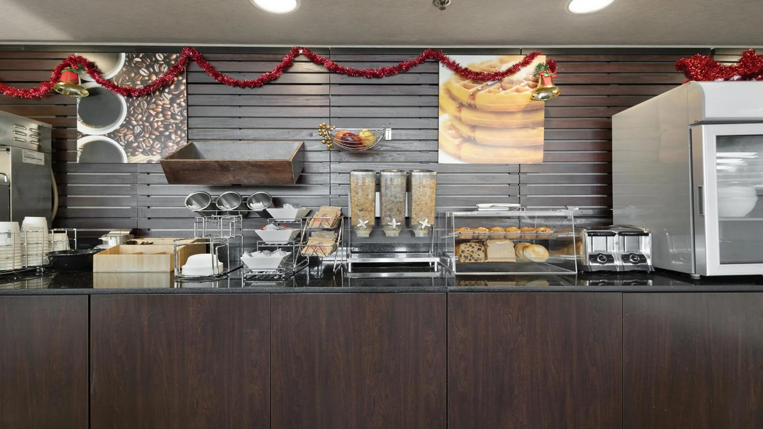 Breakfast in Howard Johnson by Wyndham Sacramento Downtown