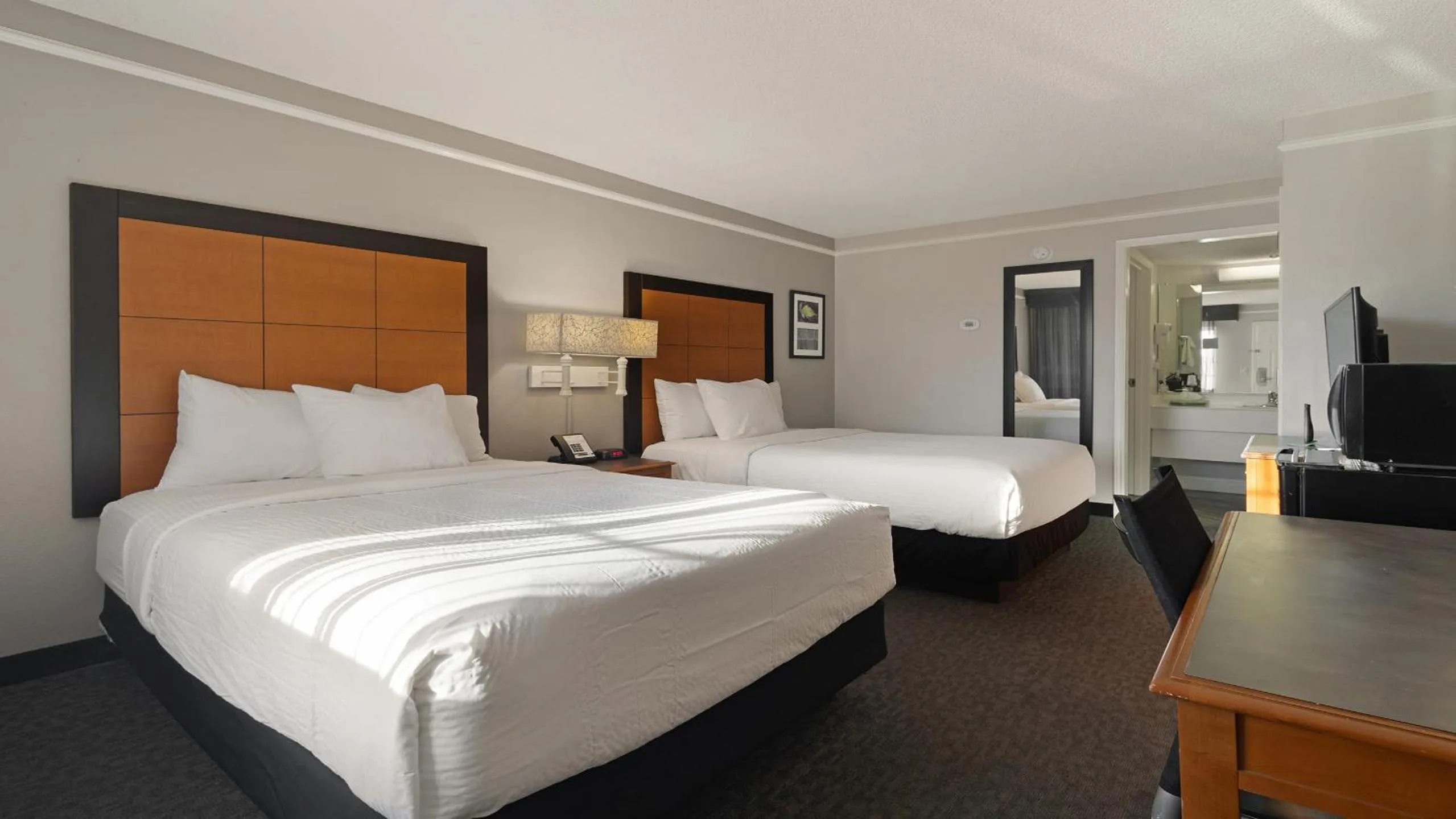 Bedroom, Bed in Howard Johnson by Wyndham Sacramento Downtown