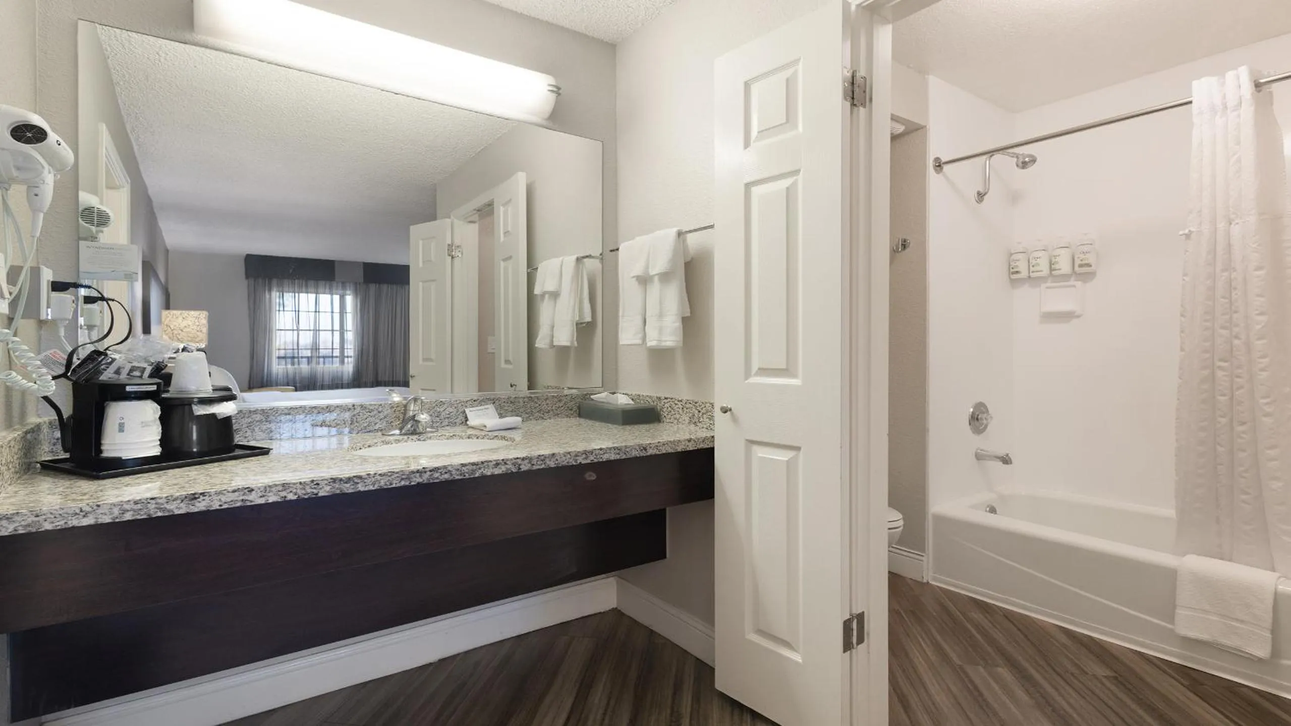 Bathroom in Howard Johnson by Wyndham Sacramento Downtown