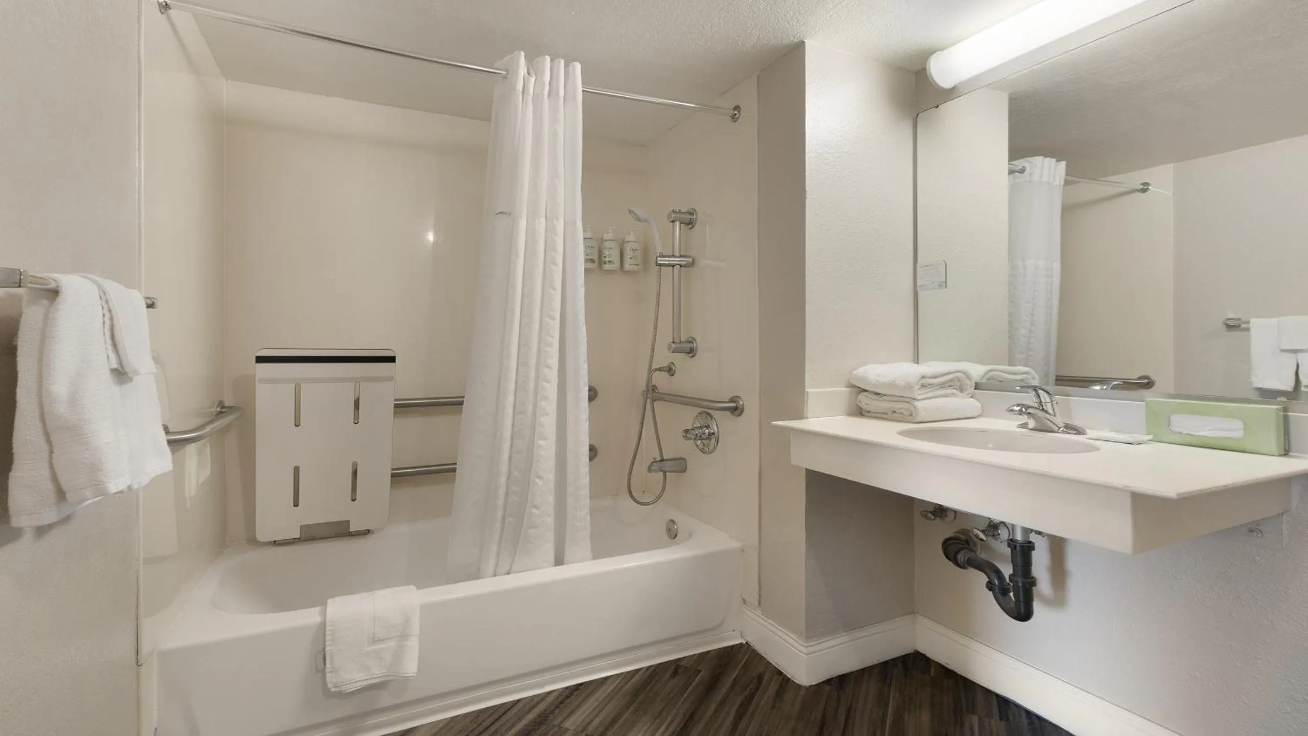 Bathroom in Howard Johnson by Wyndham Sacramento Downtown