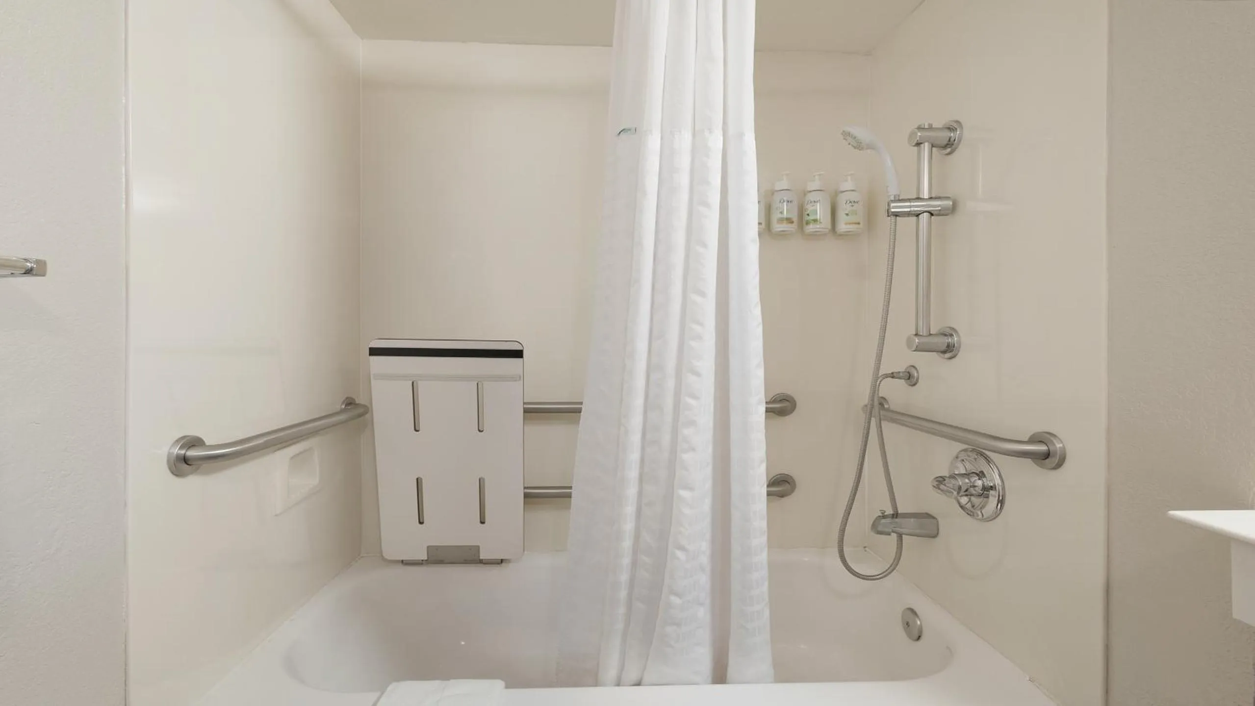 Bathroom in Howard Johnson by Wyndham Sacramento Downtown