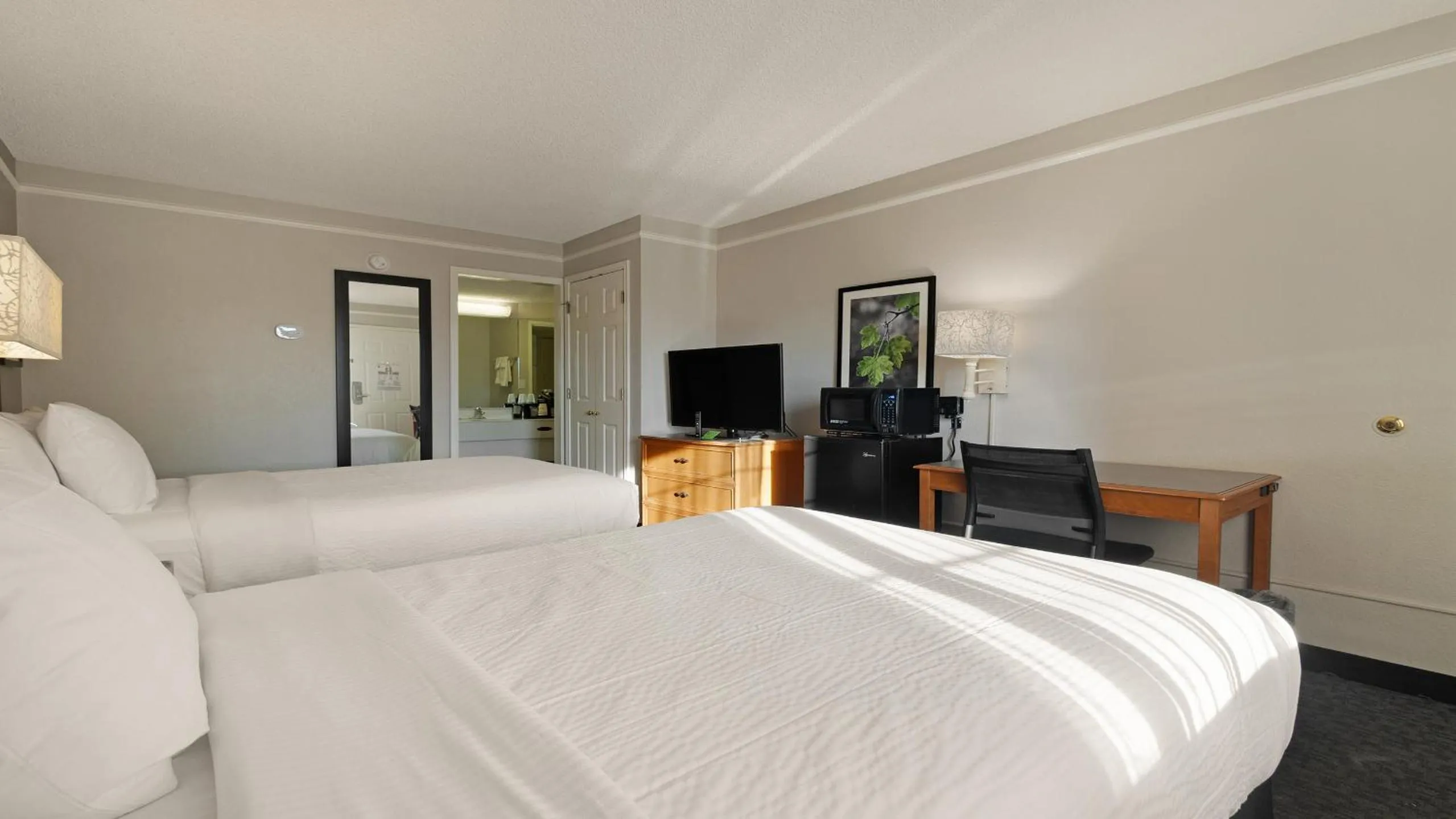 Bedroom, Bed in Howard Johnson by Wyndham Sacramento Downtown