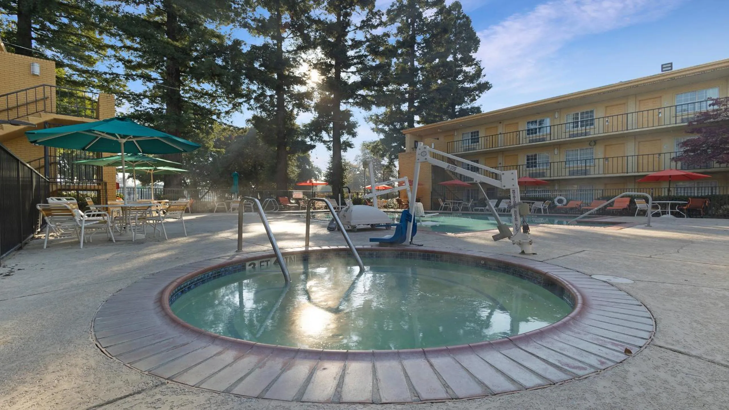 Hot Tub in Howard Johnson by Wyndham Sacramento Downtown