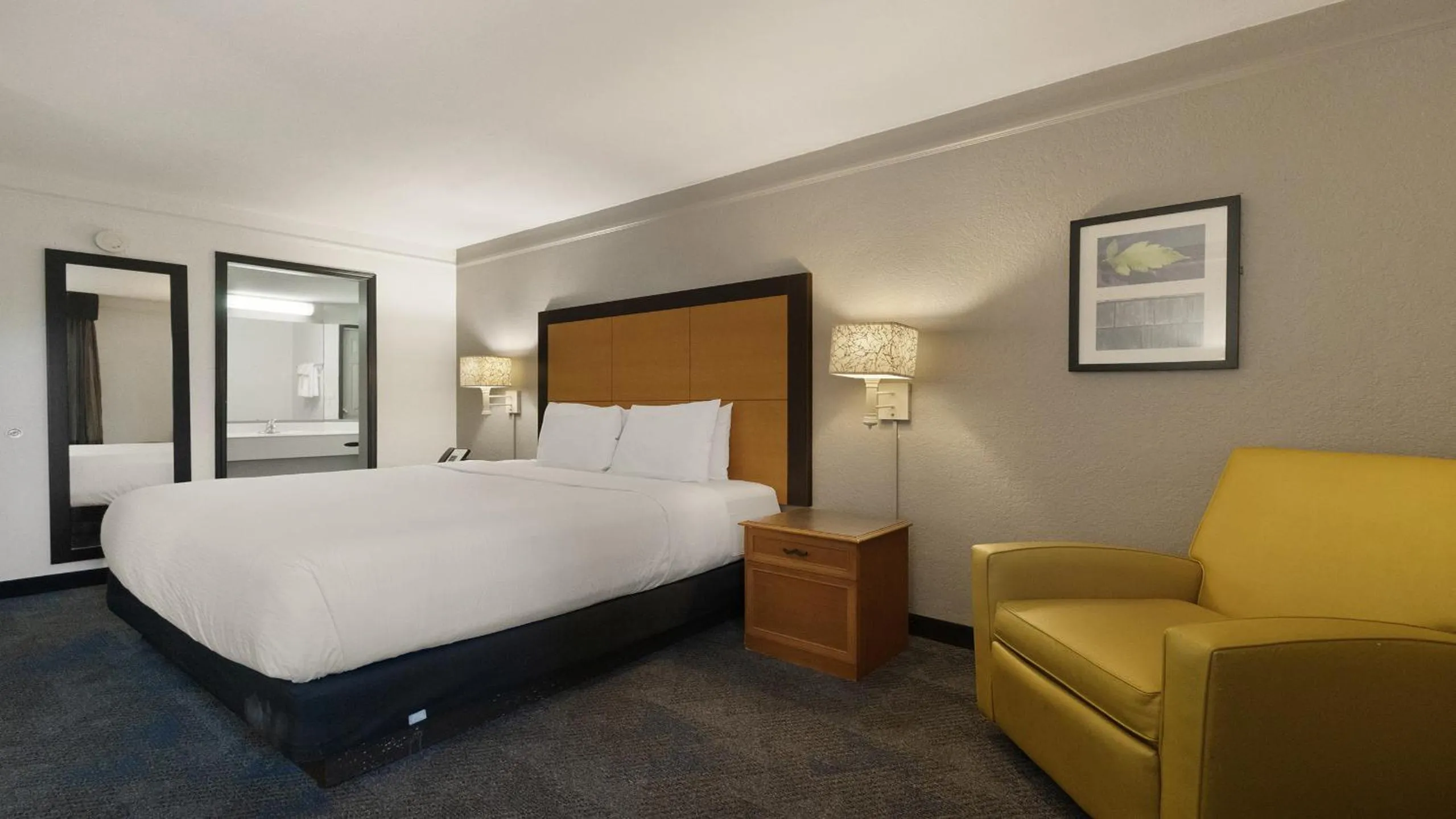 Bedroom, Bed in Howard Johnson by Wyndham Sacramento Downtown