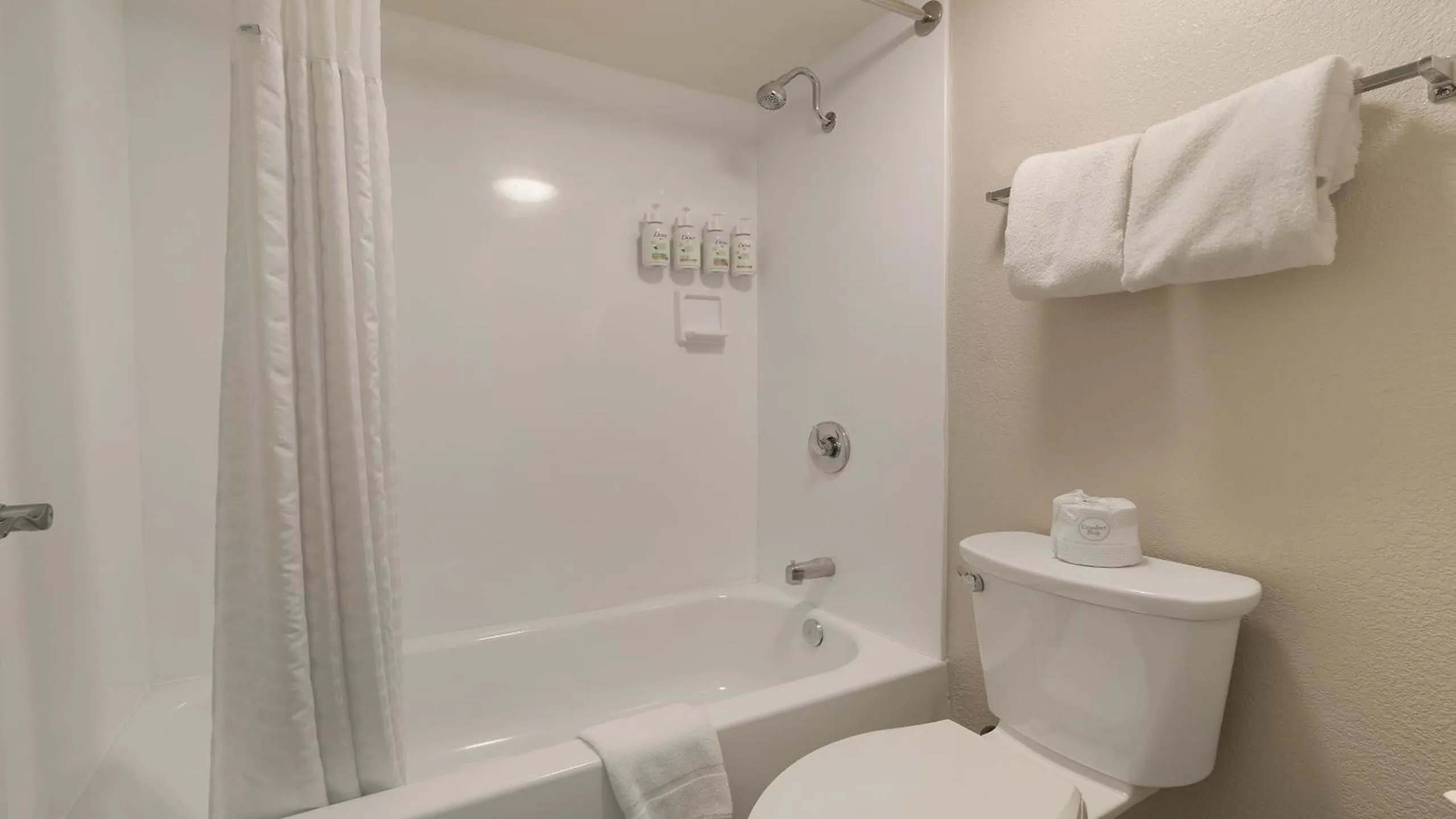 Bathroom in Howard Johnson by Wyndham Sacramento Downtown