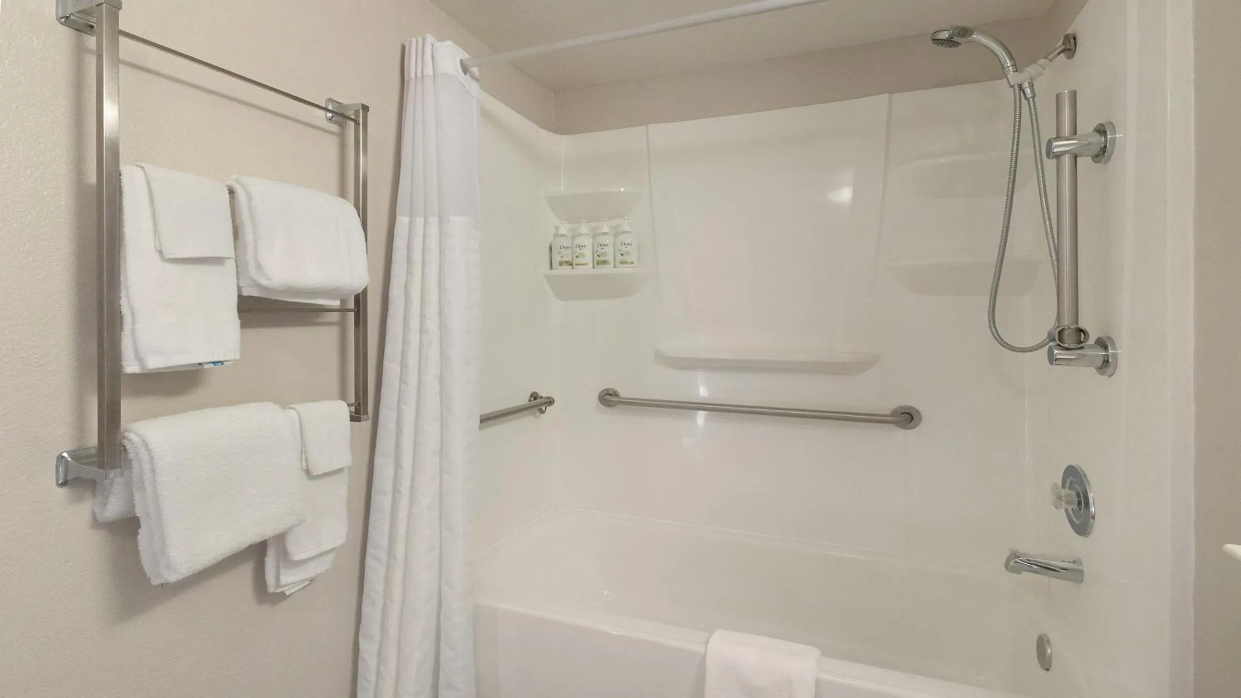 Bathroom in Howard Johnson by Wyndham Sacramento Downtown