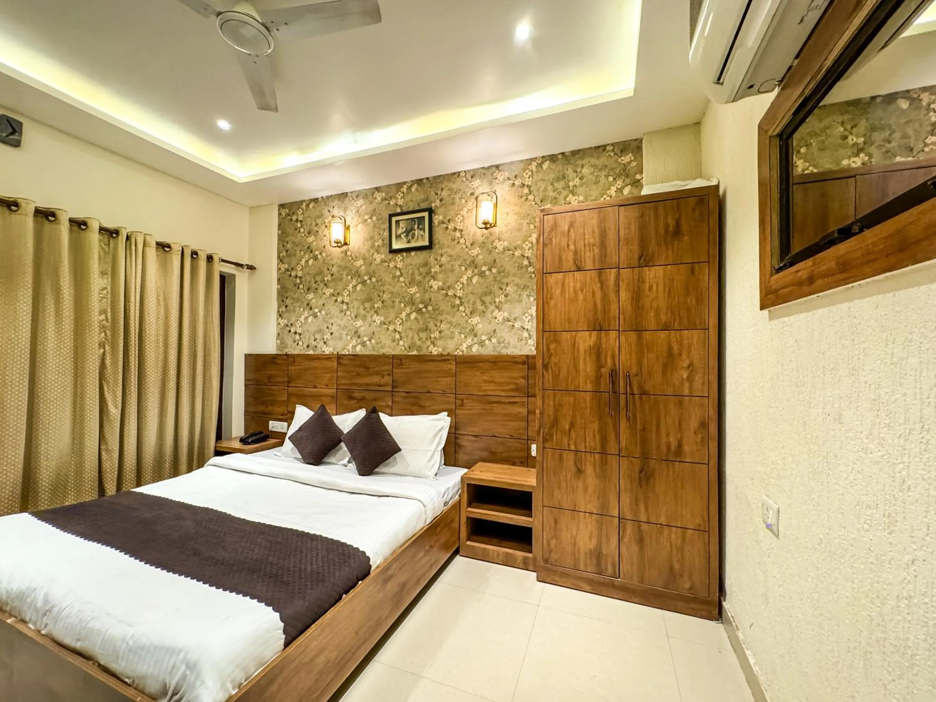 Bed in Hotel Nirvana Palace Rishikesh