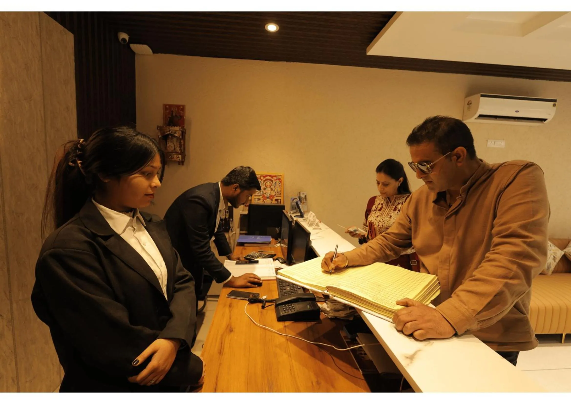 concierge in Hotel Nirvana Palace Near Parmarth Niketan