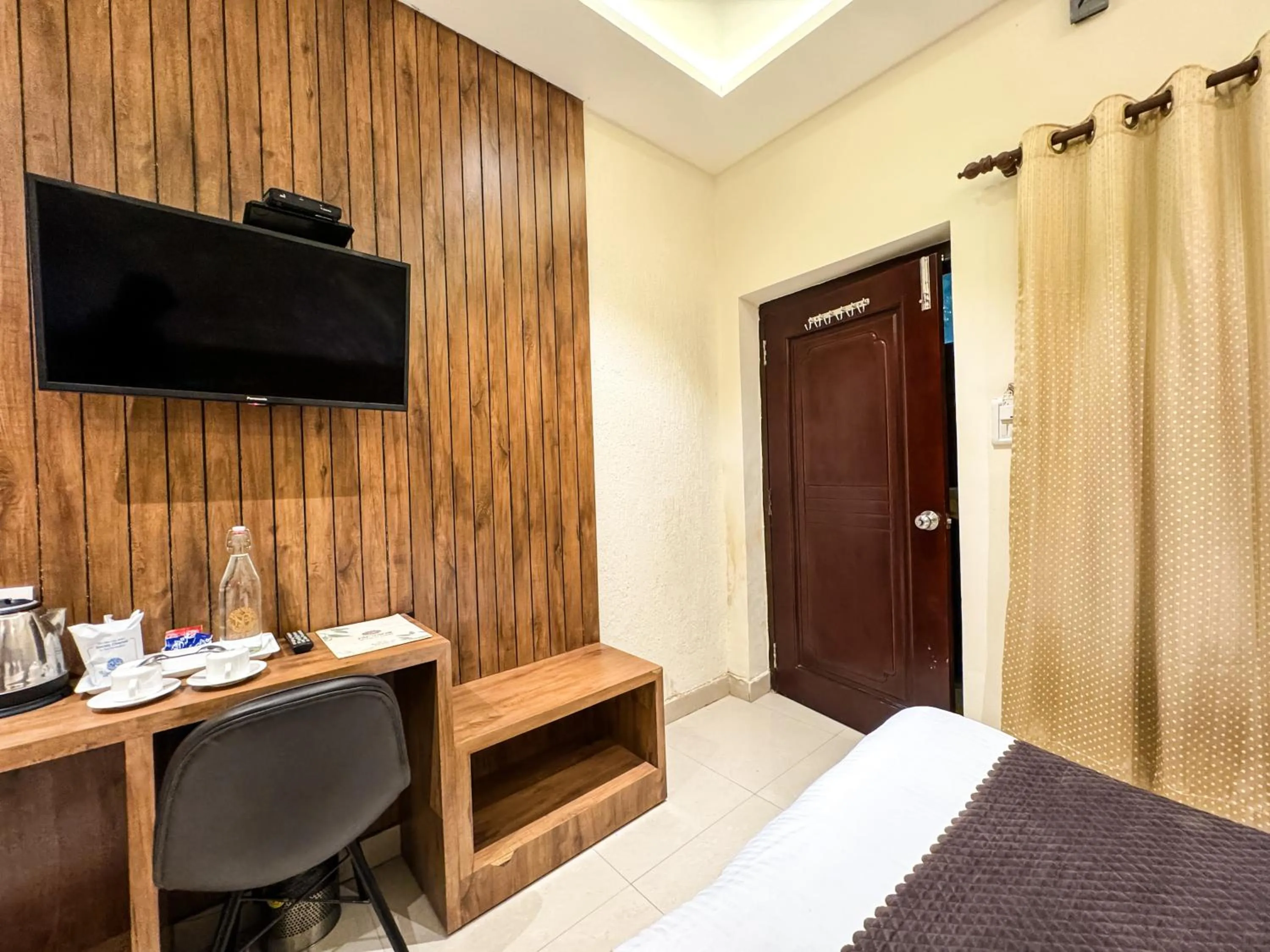 Bedroom, Bed in Hotel Nirvana Palace Near Parmarth Niketan