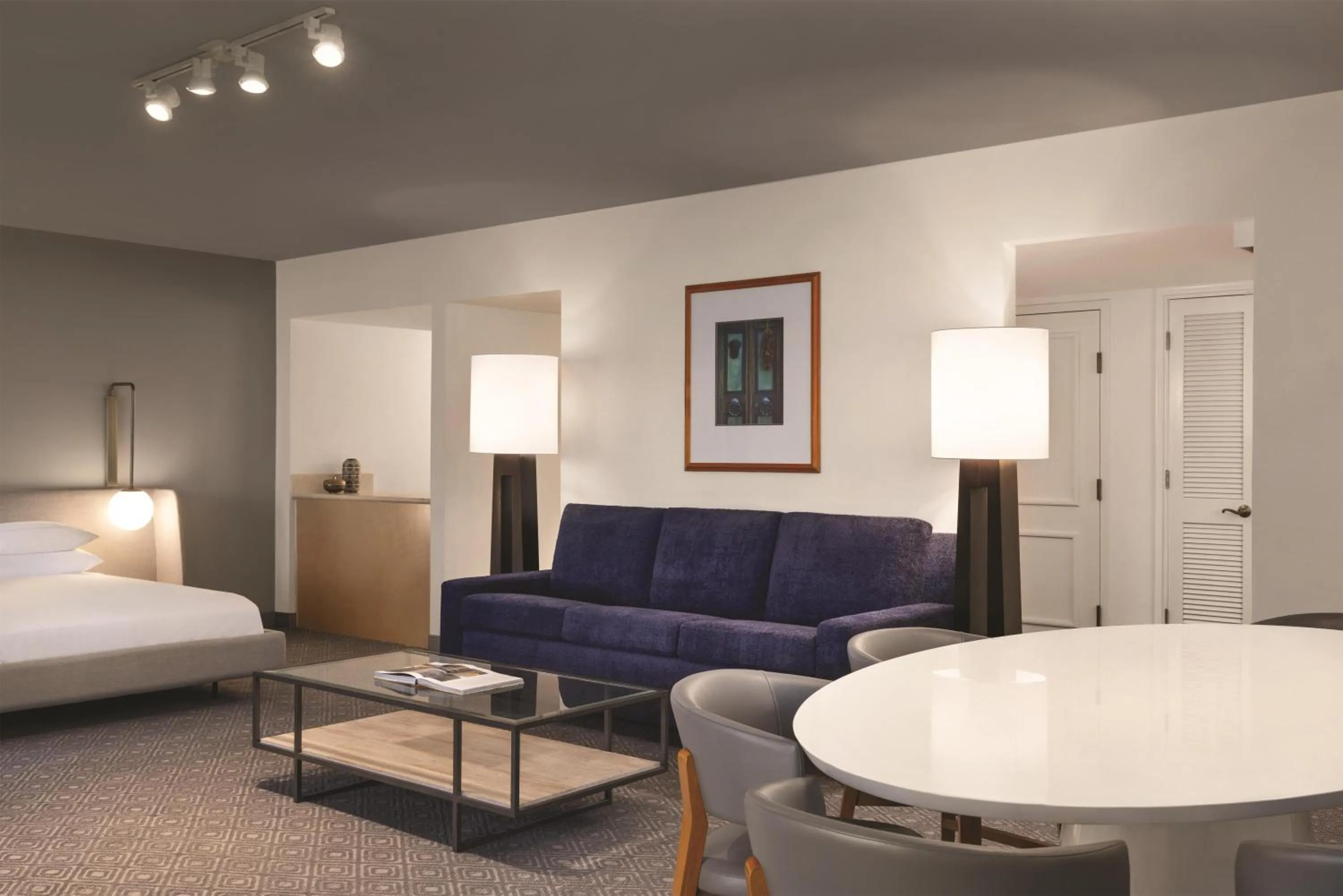 Living room, Bed in Hilton Scottsdale Resort & Villas