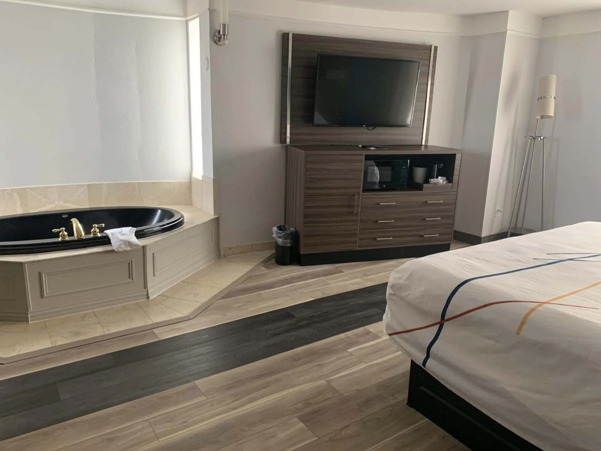 Property building, Bed in La Quinta by Wyndham OKC North - Quail Springs