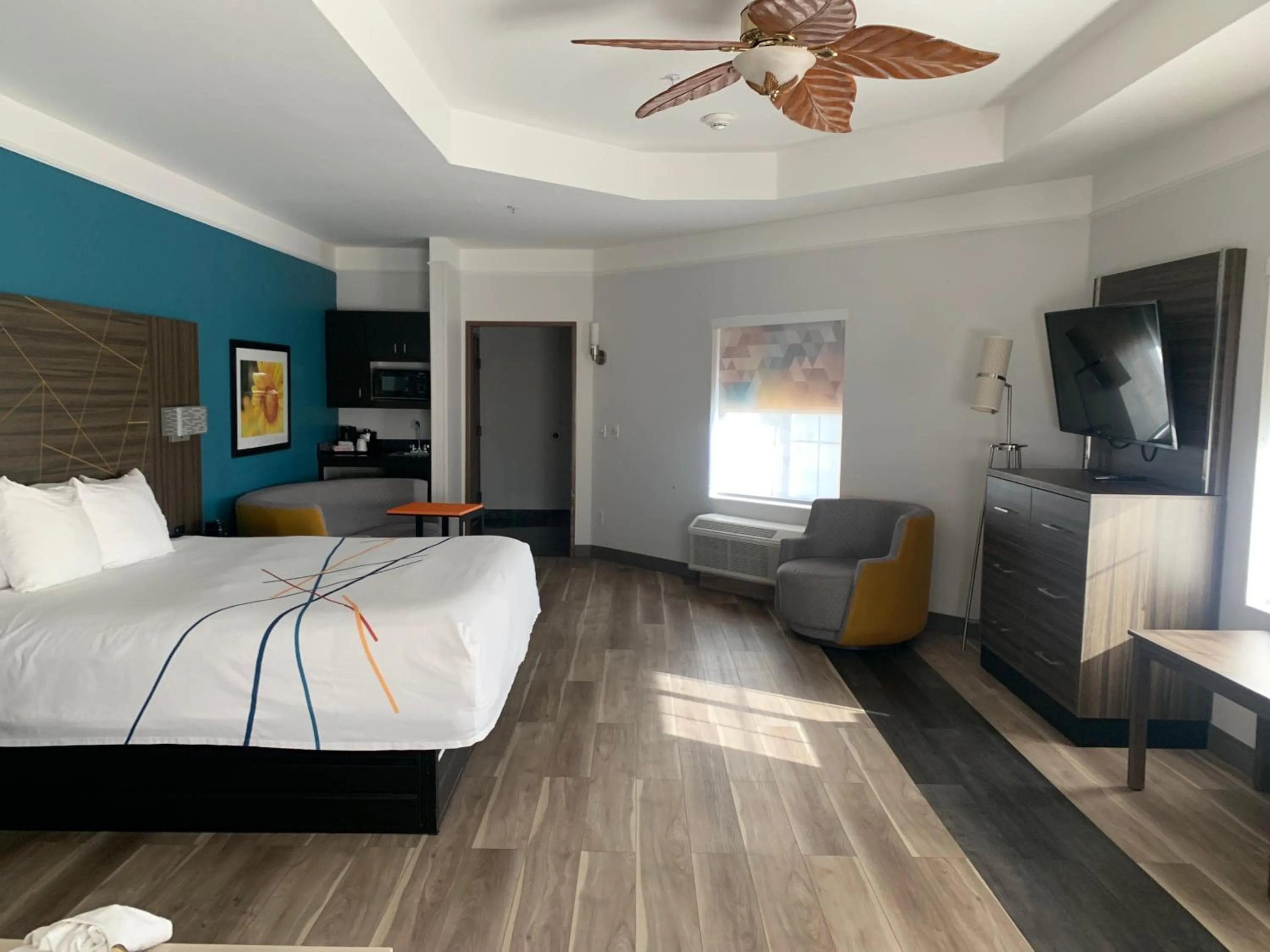 Bedroom, Bed in La Quinta by Wyndham OKC North - Quail Springs