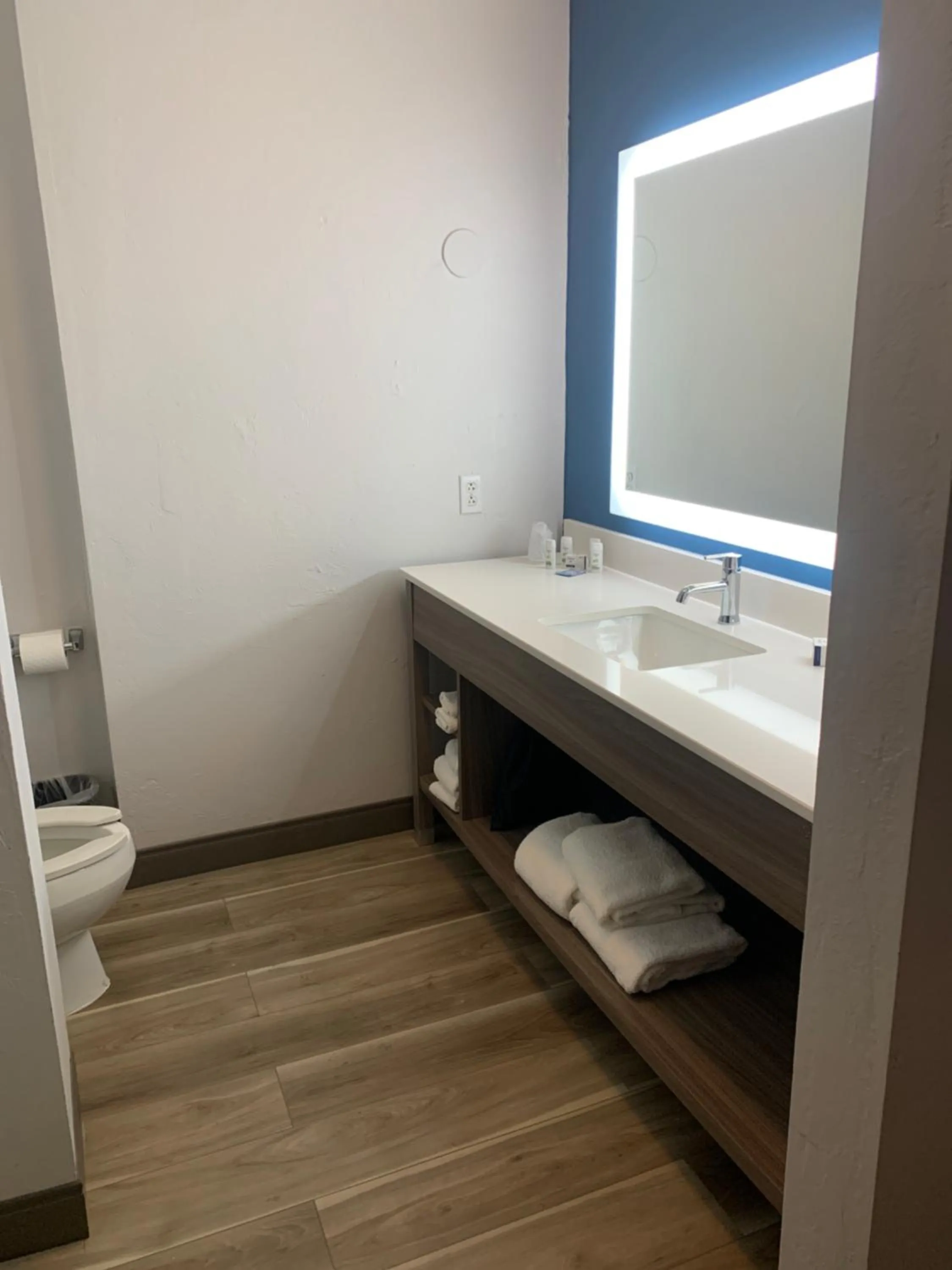 Bathroom in La Quinta by Wyndham OKC North - Quail Springs