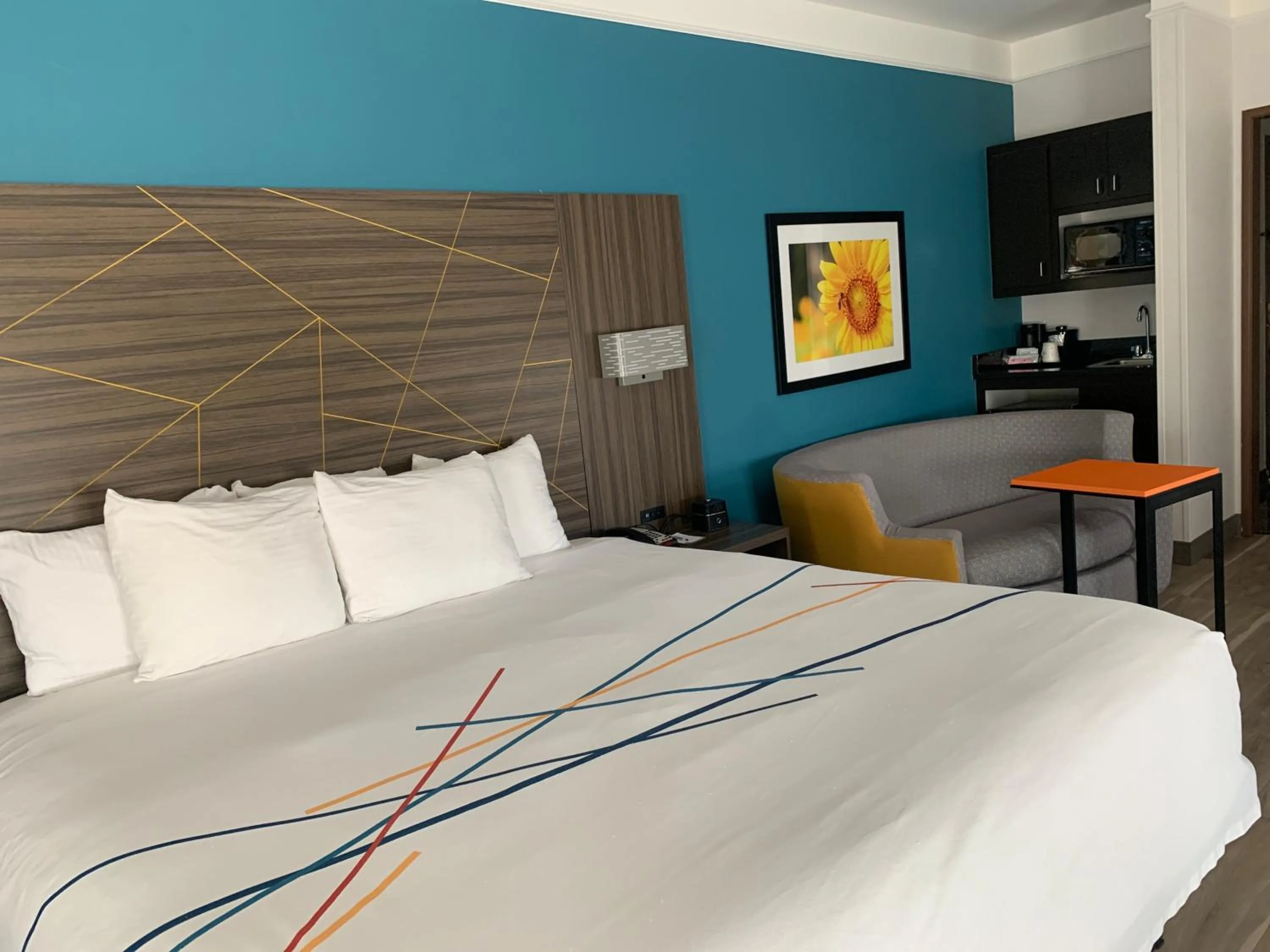 Photo of the whole room, Bed in La Quinta by Wyndham OKC North - Quail Springs