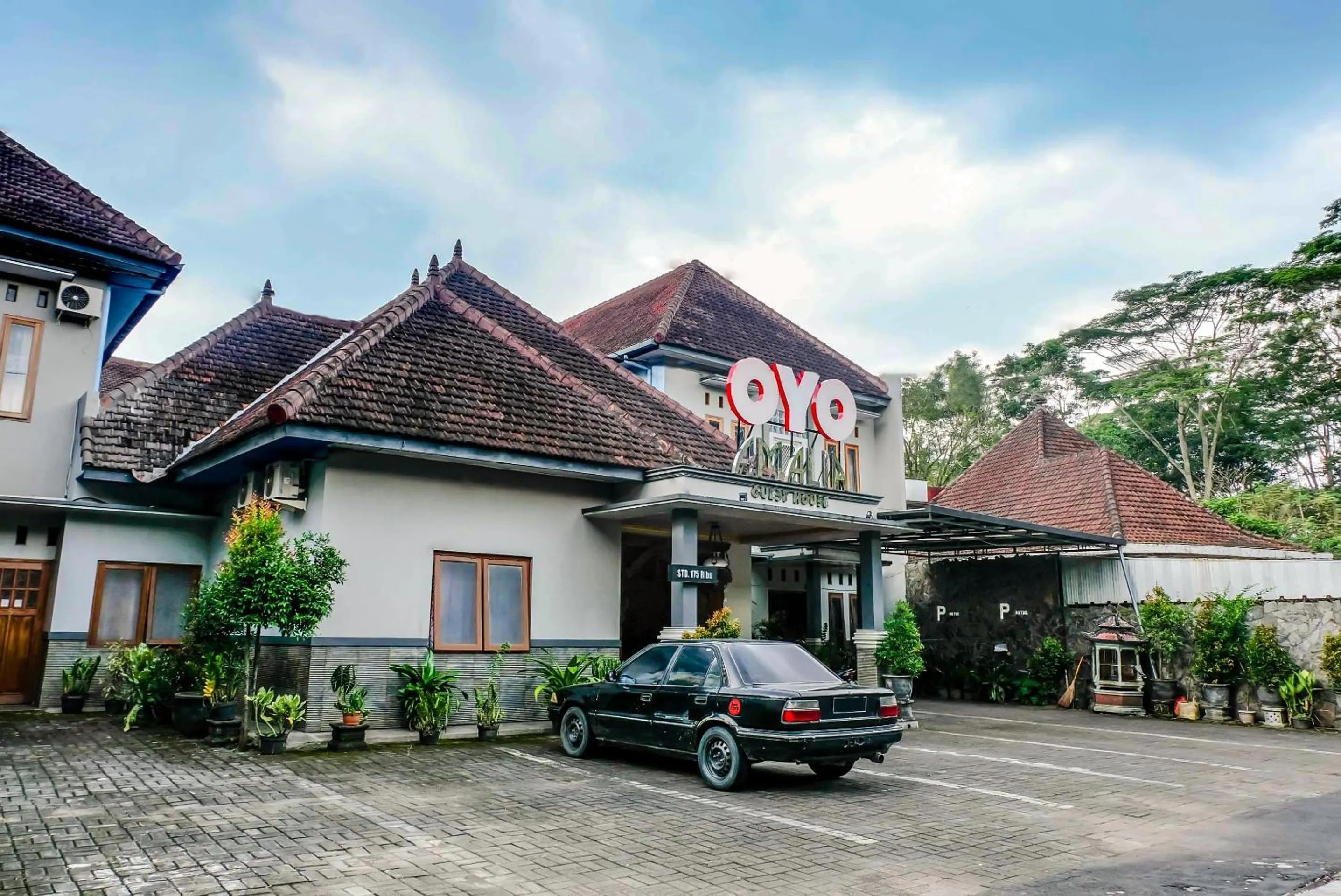 Facade/entrance in Hotel O Guest House Amalia Malang
