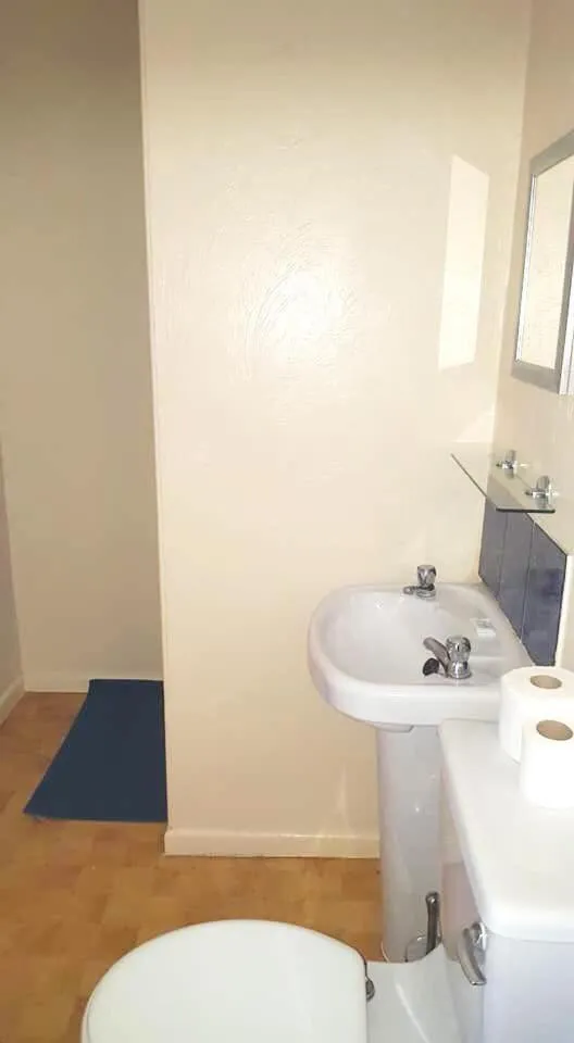 Toilet in Tudor Rose Hotel