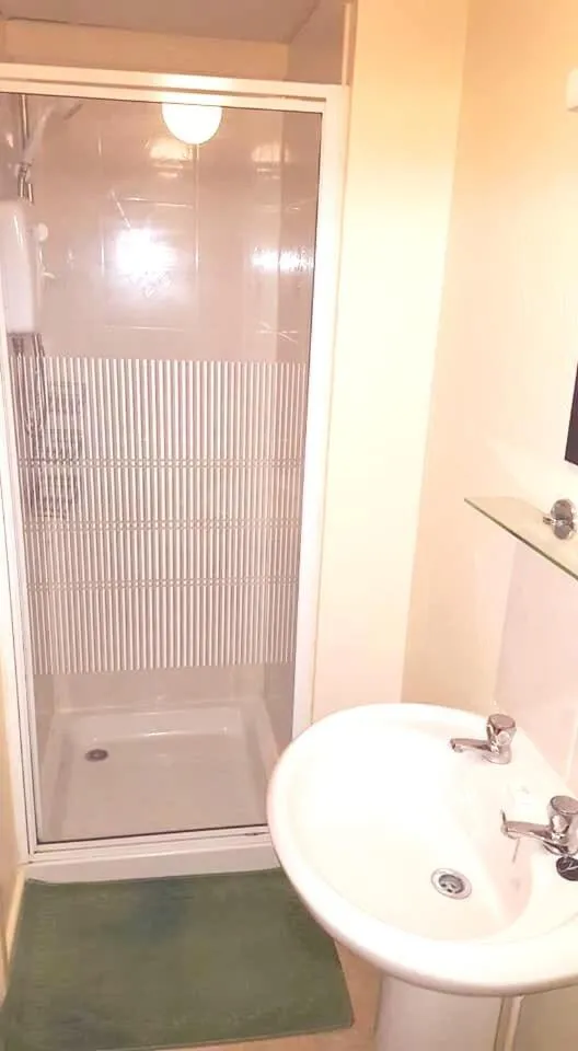 Shower in Tudor Rose Hotel