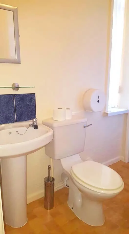 Toilet in Tudor Rose Hotel