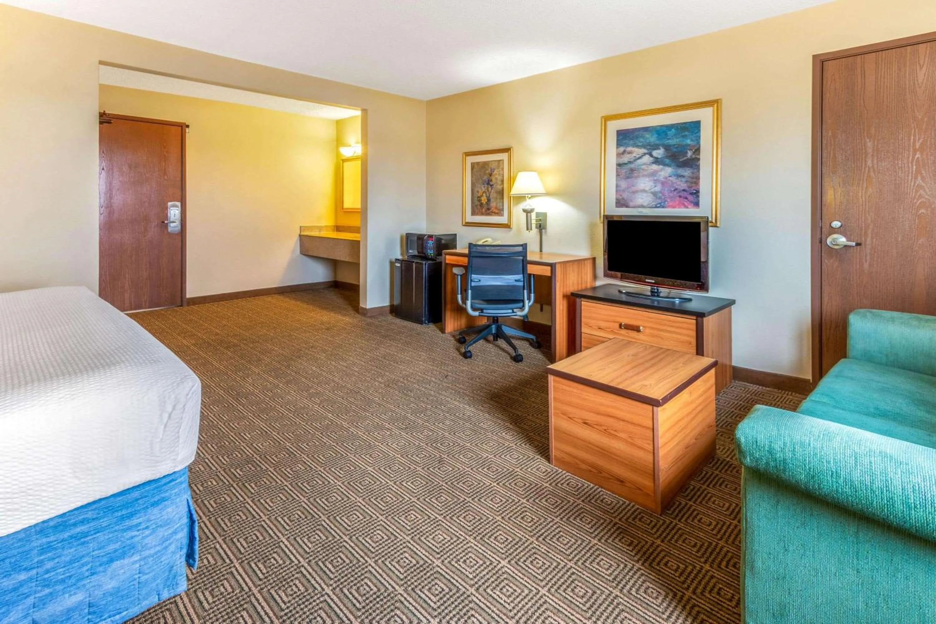 Photo of the whole room, Bed in La Quinta Inn & Suites by Wyndham Las Cruces Organ Mountain