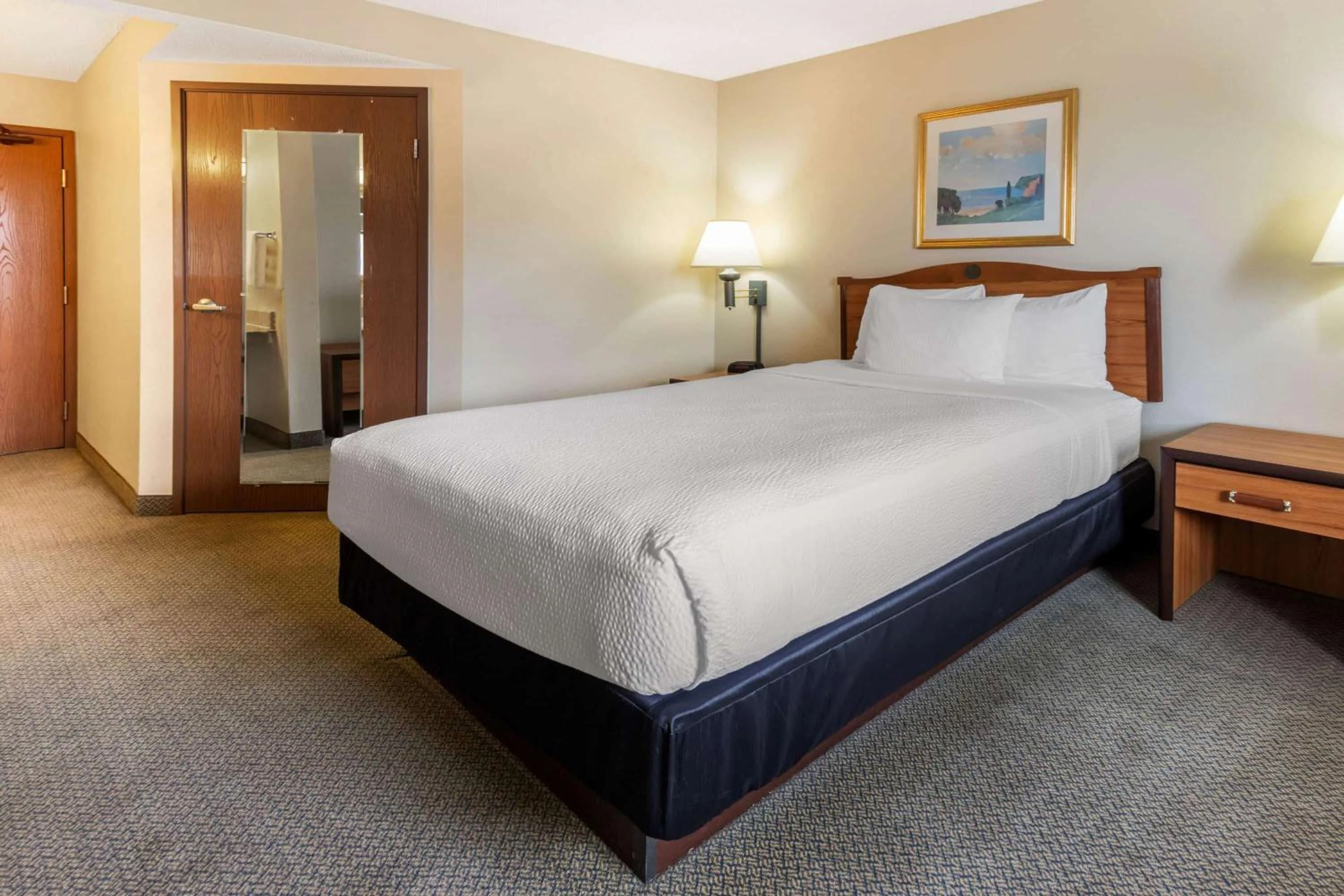 Photo of the whole room, Bed in La Quinta Inn & Suites by Wyndham Las Cruces Organ Mountain
