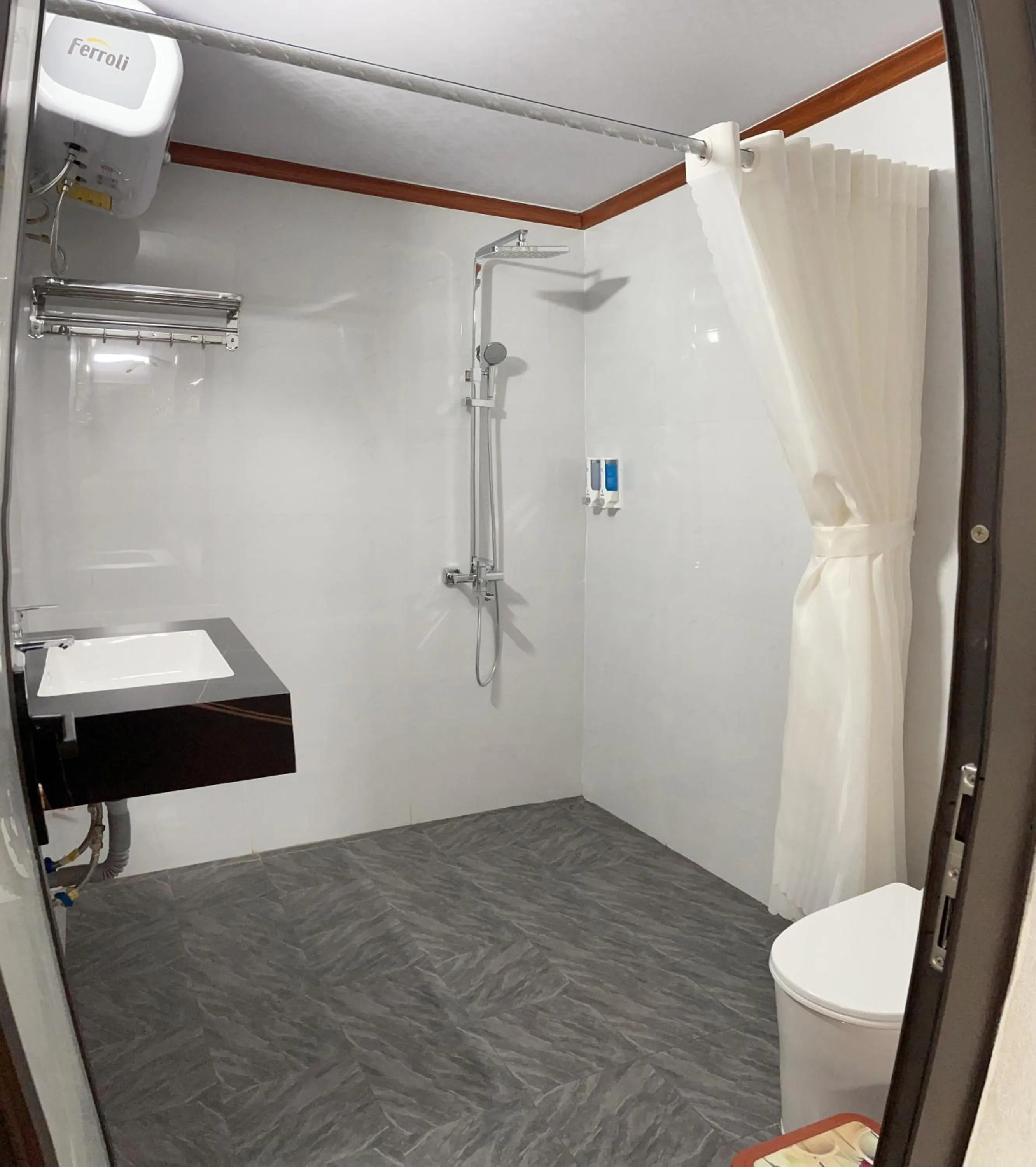 Shower in Tam Coc Golden Sky Homestay