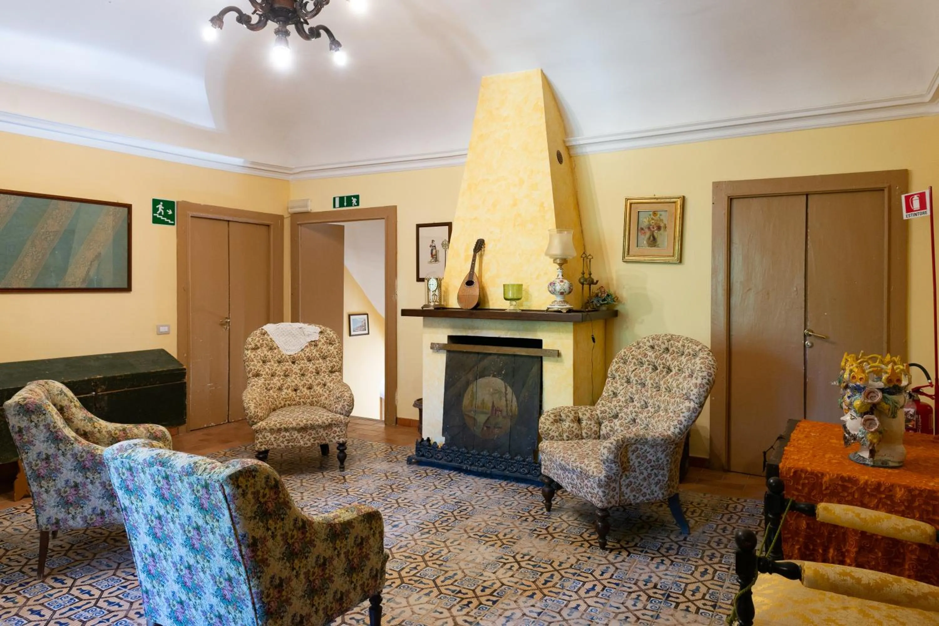 Communal lounge/ TV room in Villa Trigona