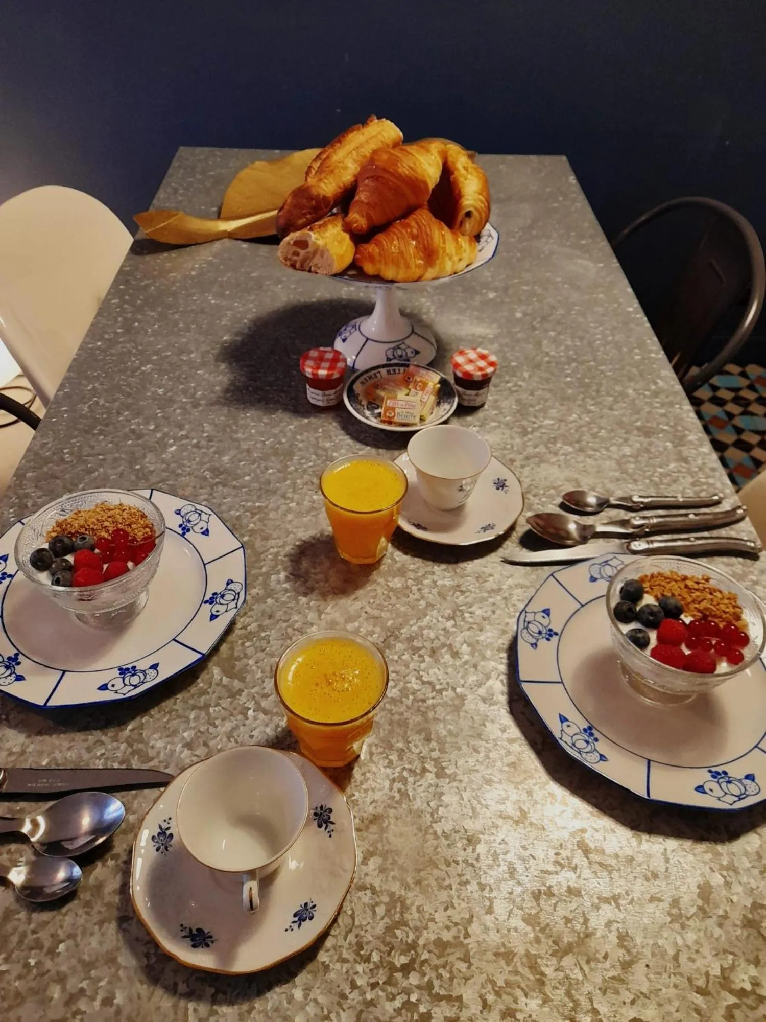 Breakfast in L'Abeille - Boutique Apartments
