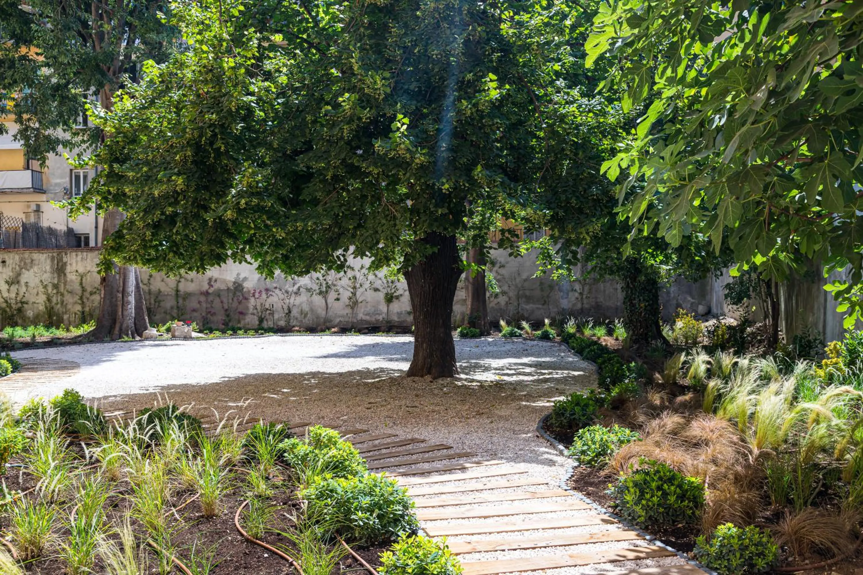 Garden in L'Abeille - Boutique Apartments