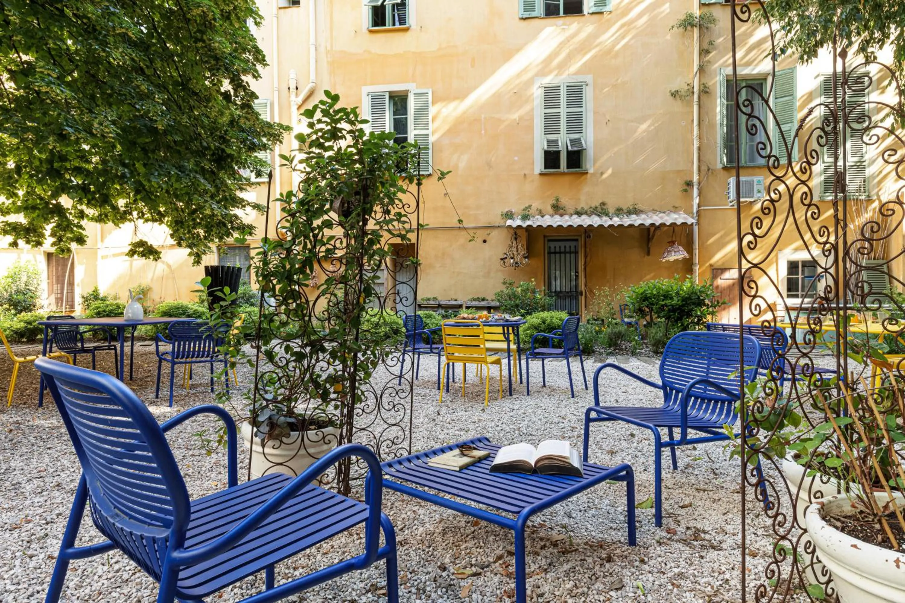 Garden in L'Abeille - Boutique Apartments