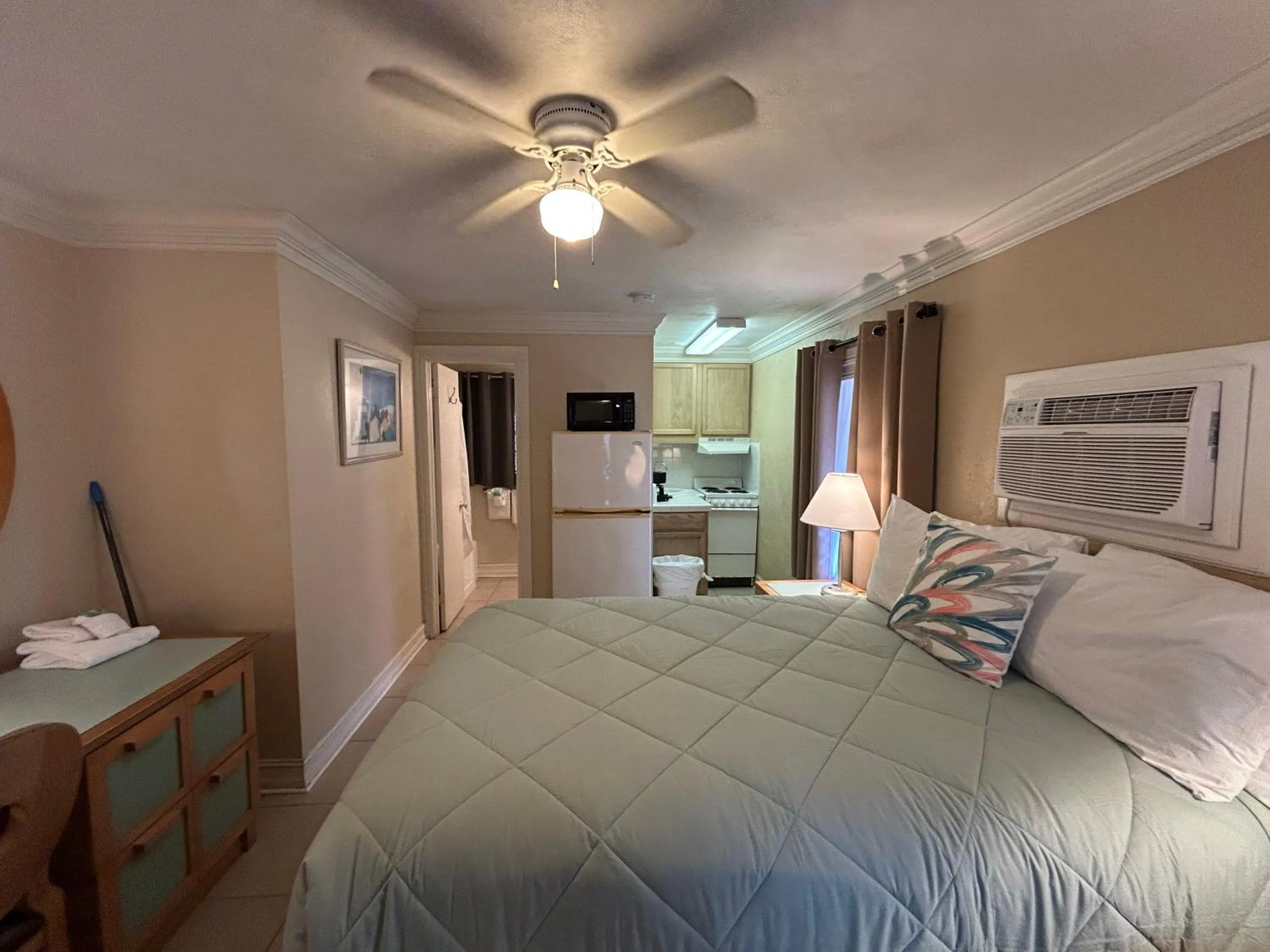 Bed in Sea Vista Motel