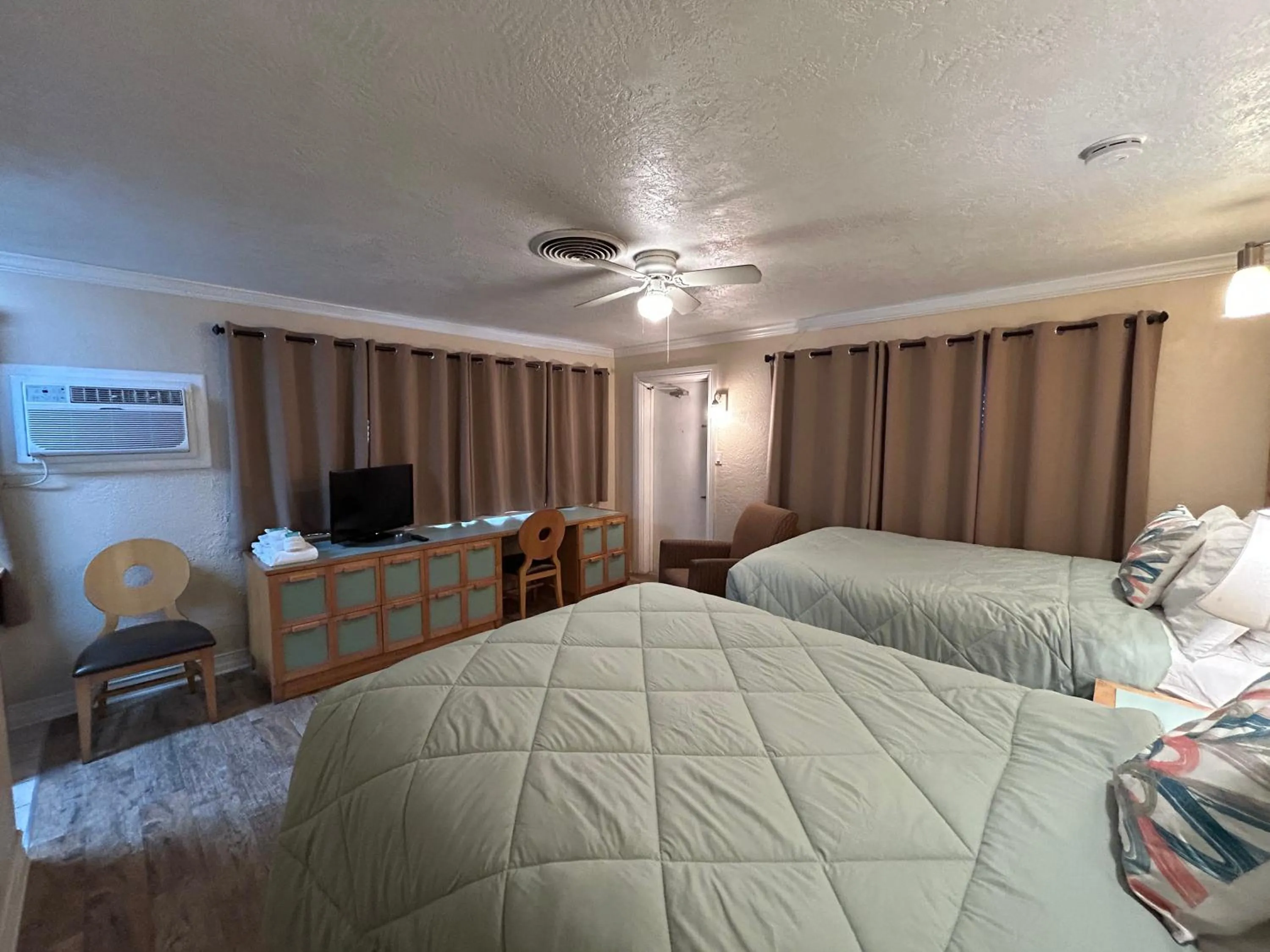 Bed in Sea Vista Motel