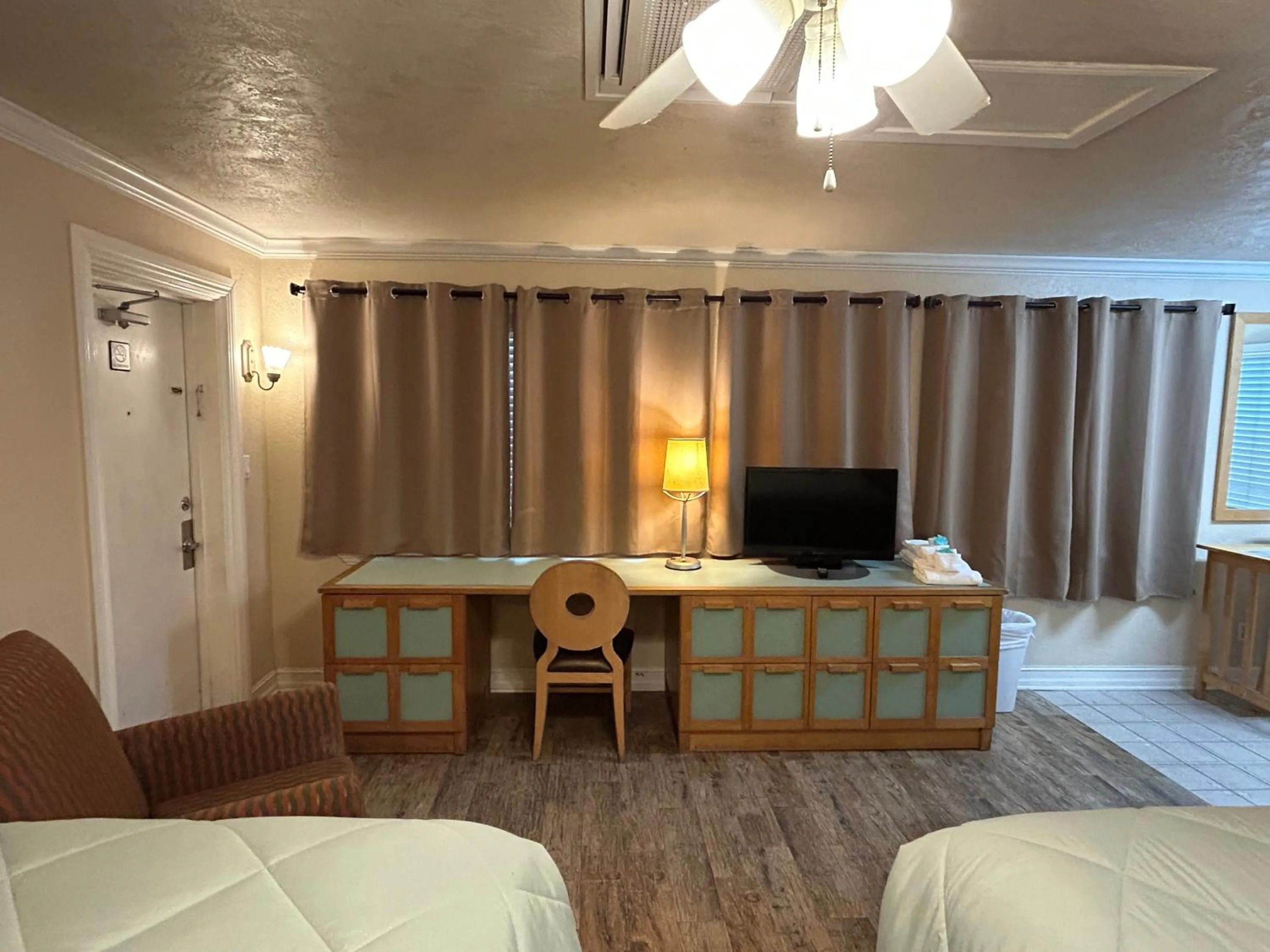 Bed in Sea Vista Motel