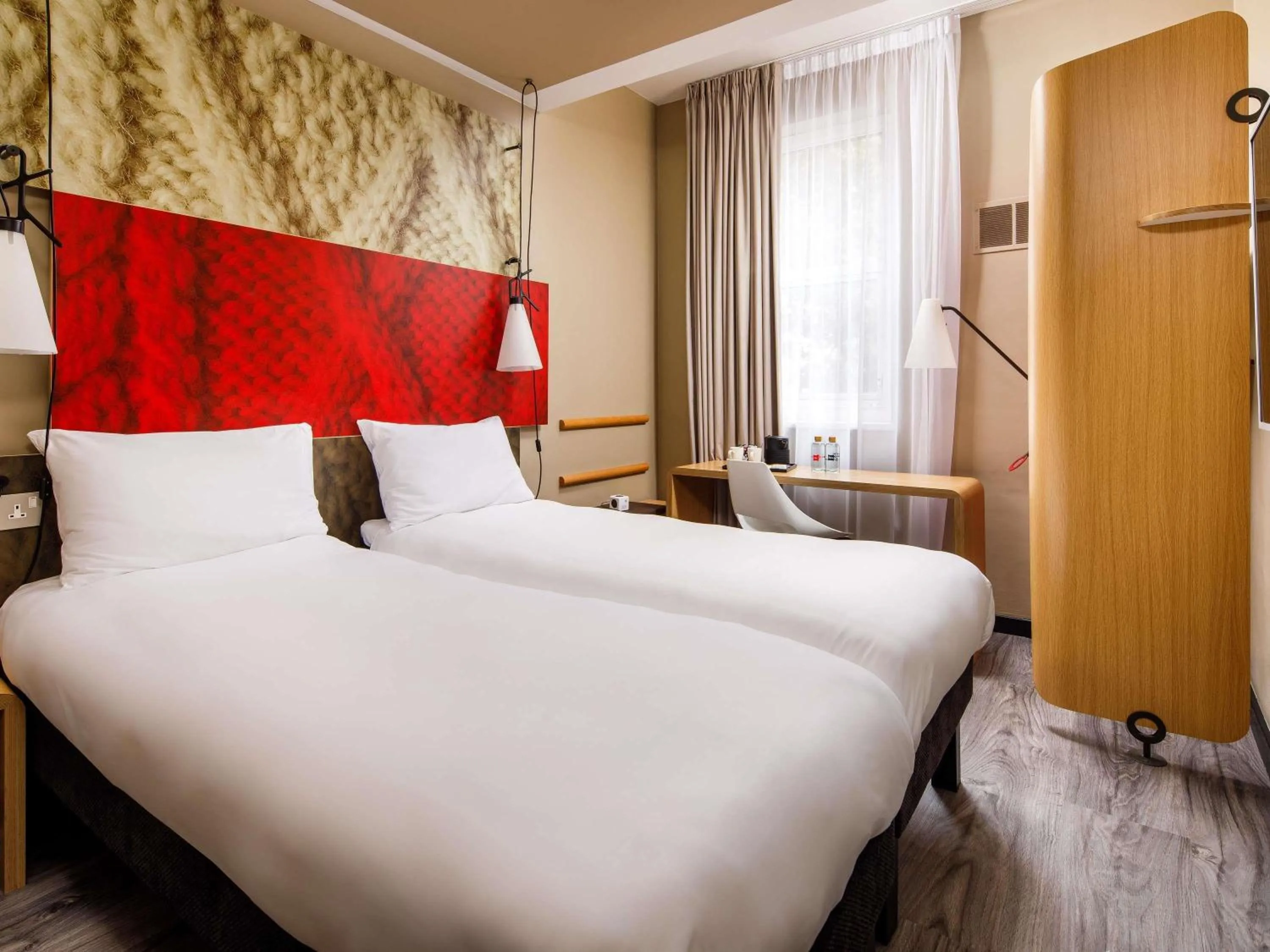 Bedroom, Bed in ibis London Greenwich