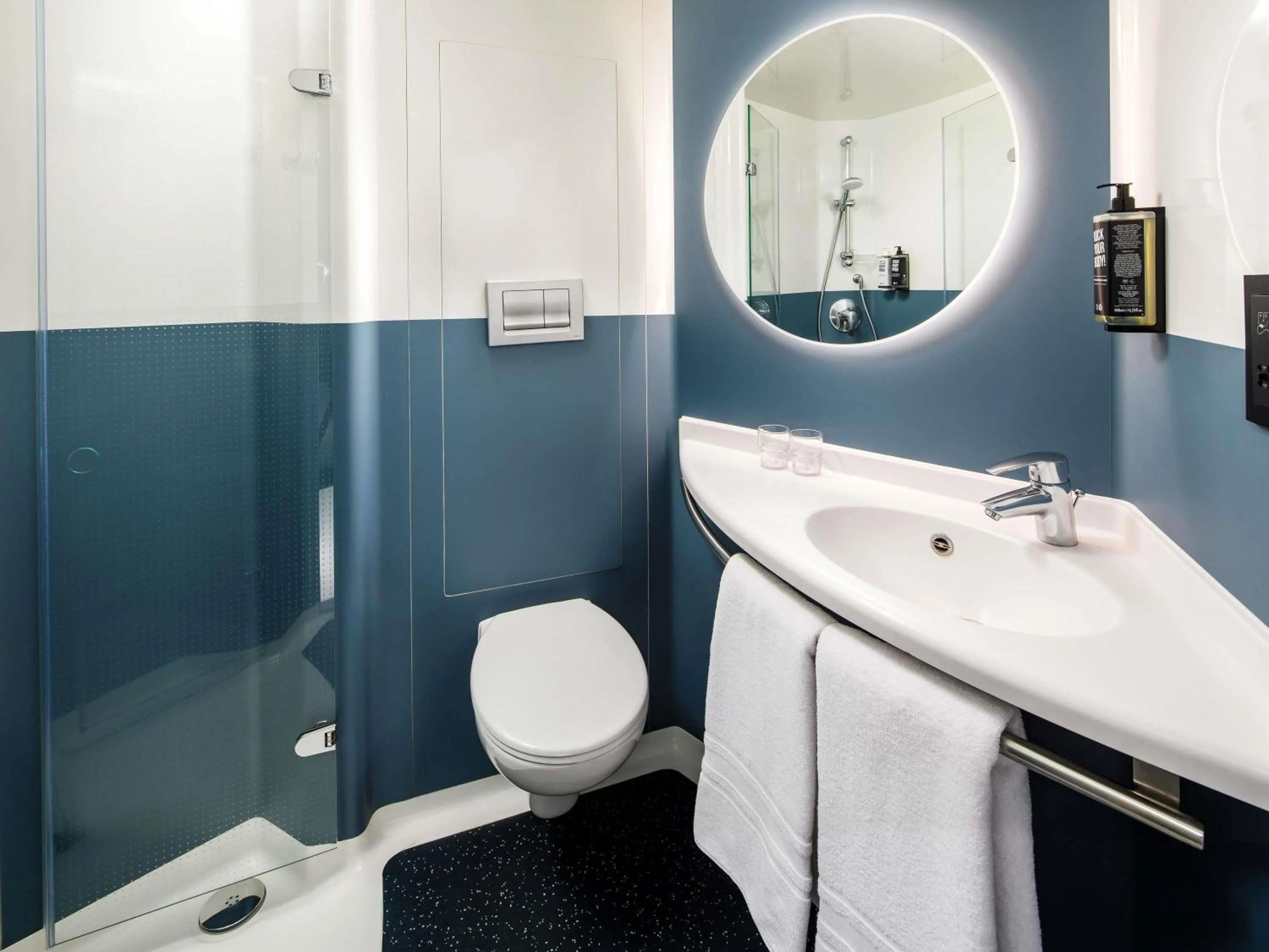 Bedroom in ibis London Greenwich