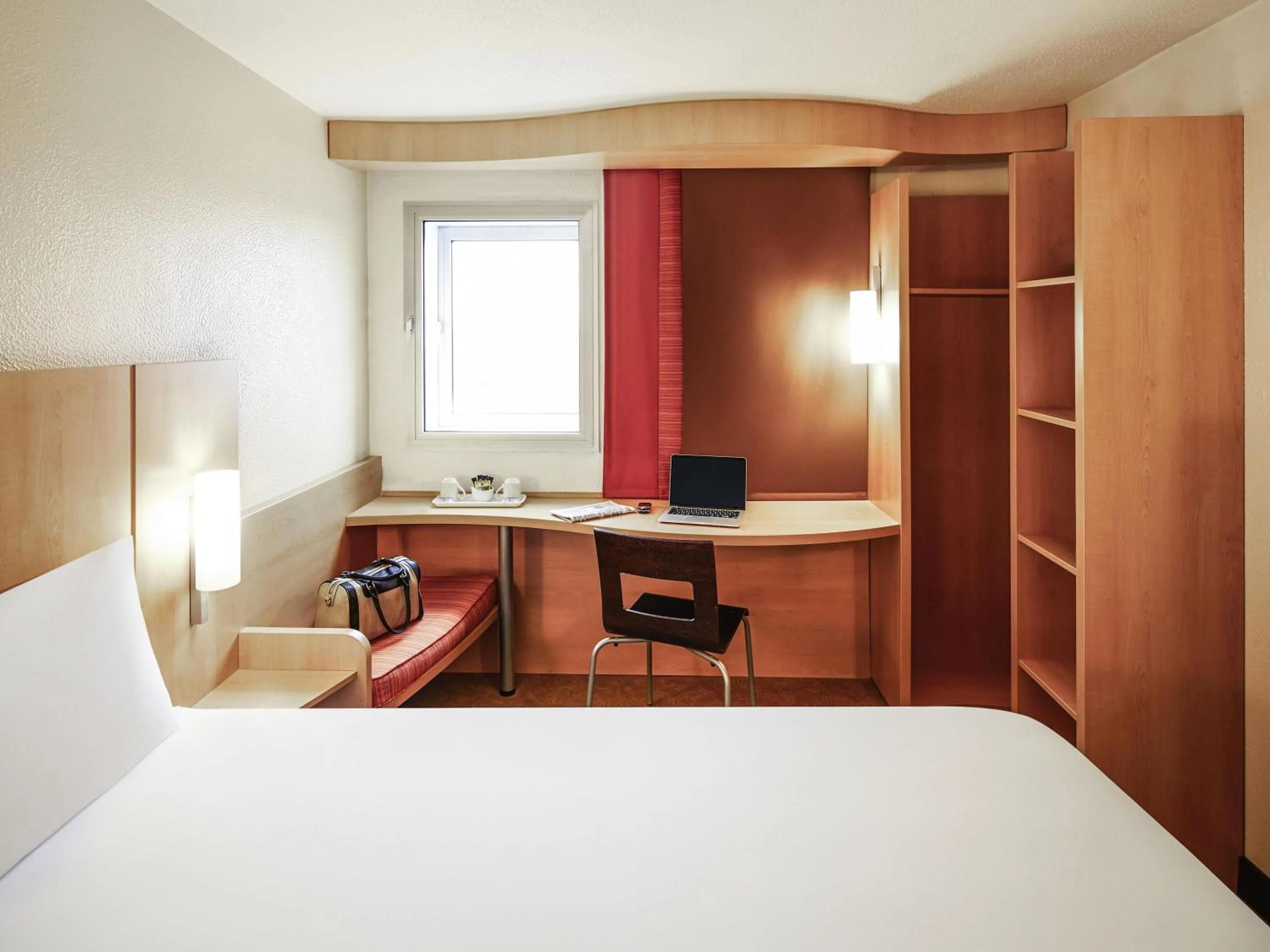 Bedroom, Bed in ibis London Greenwich