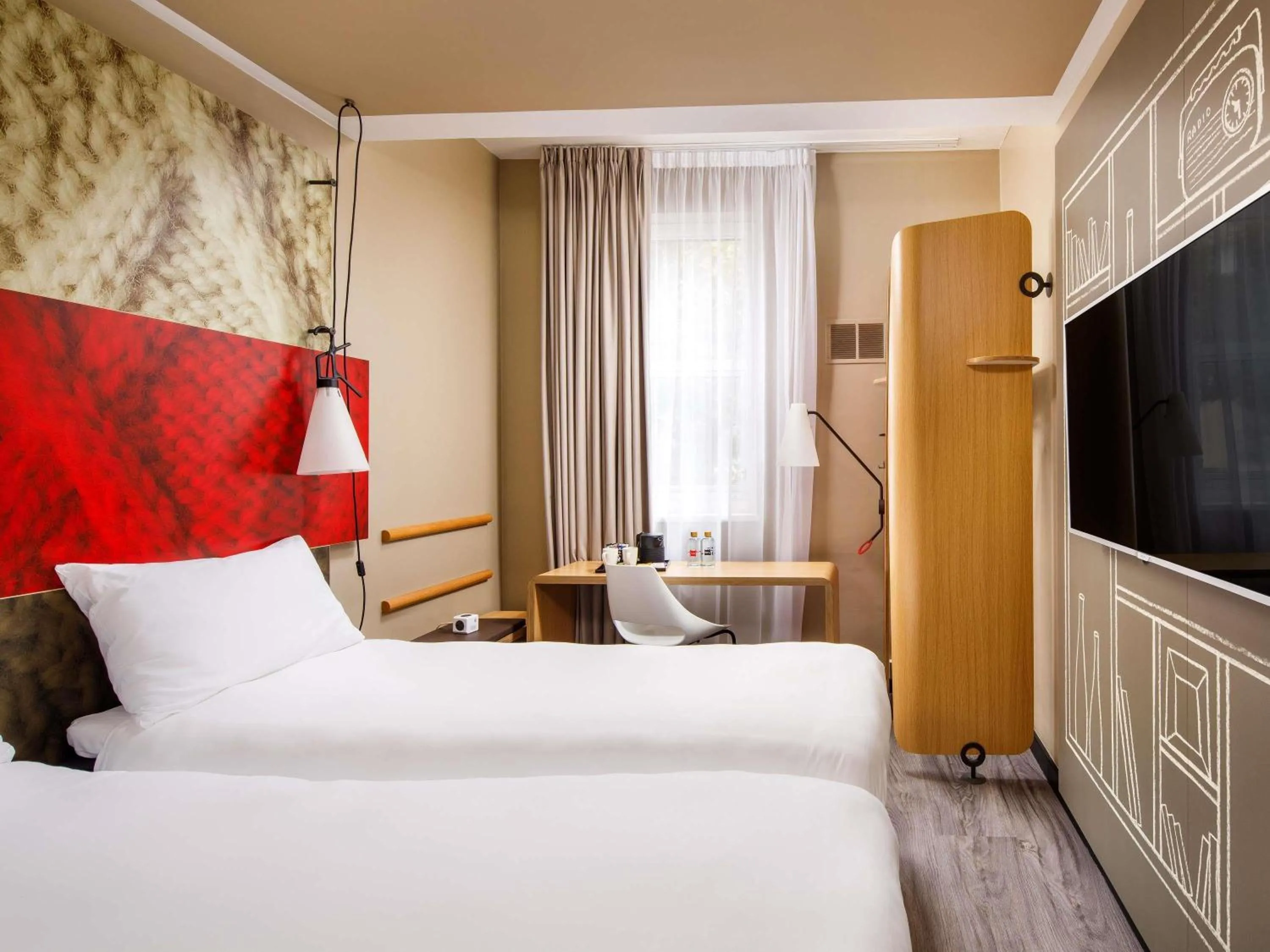 Bedroom, Bed in ibis London Greenwich