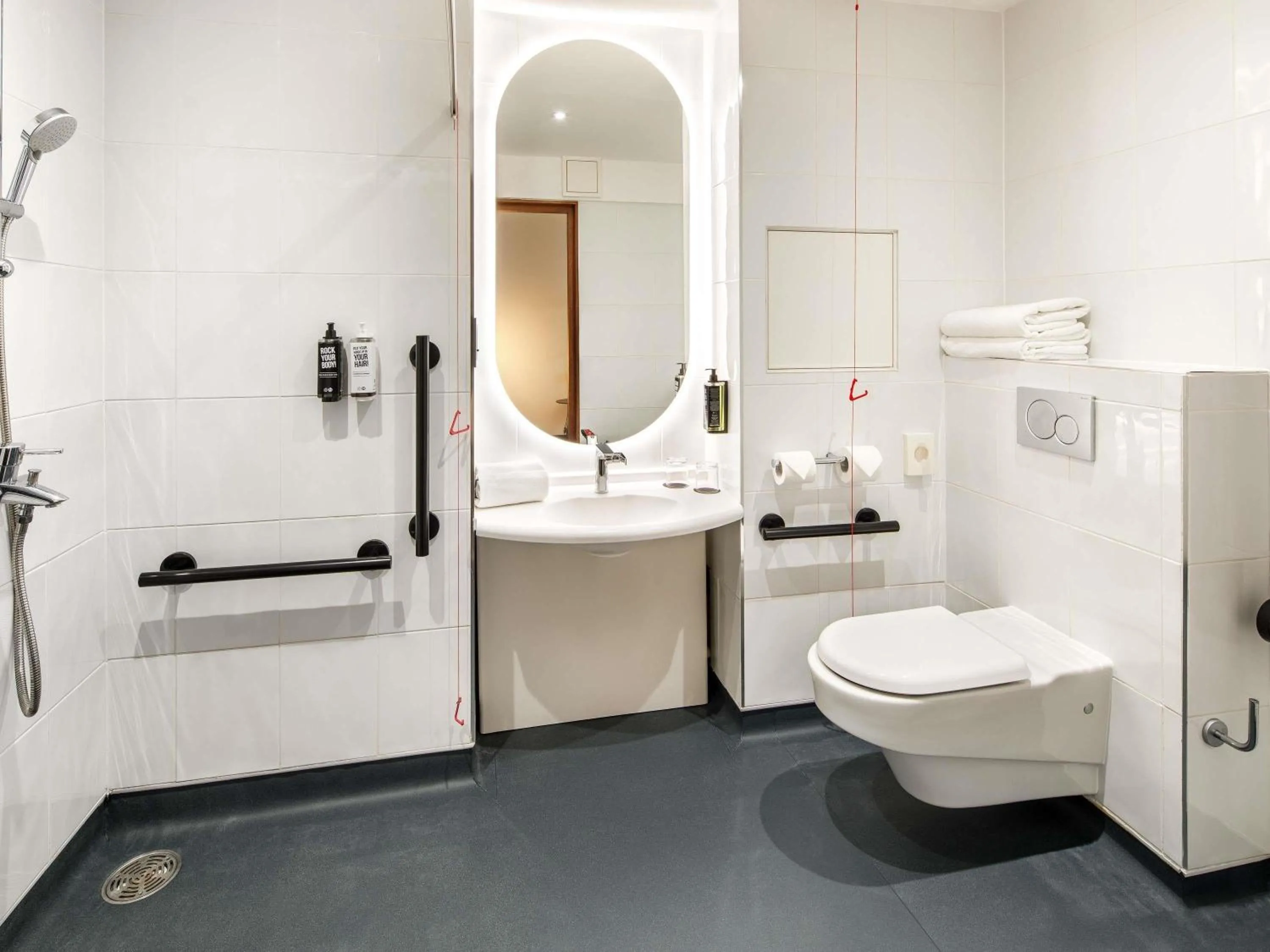 Bedroom in ibis London Greenwich