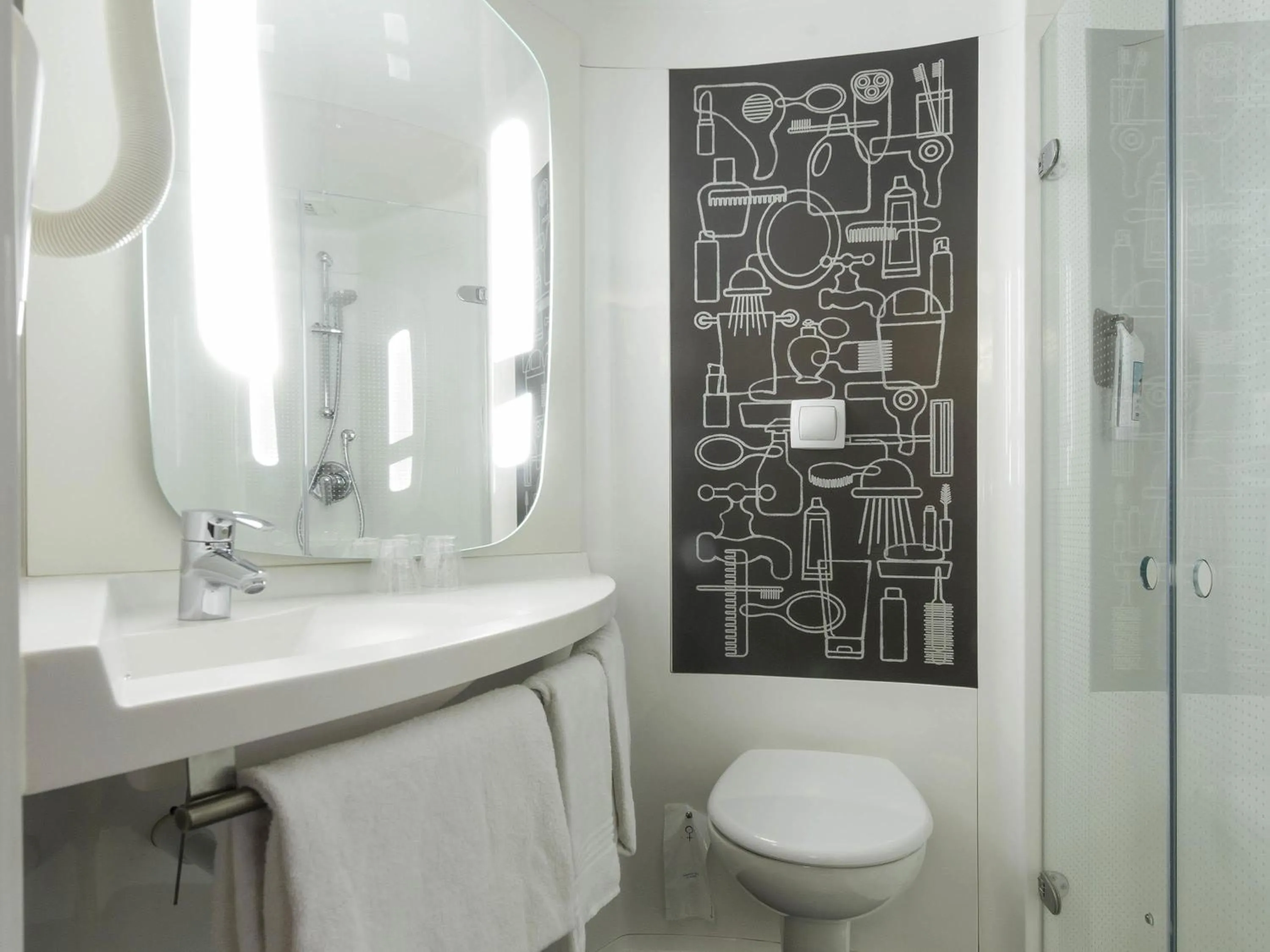 Bedroom in ibis London Stratford