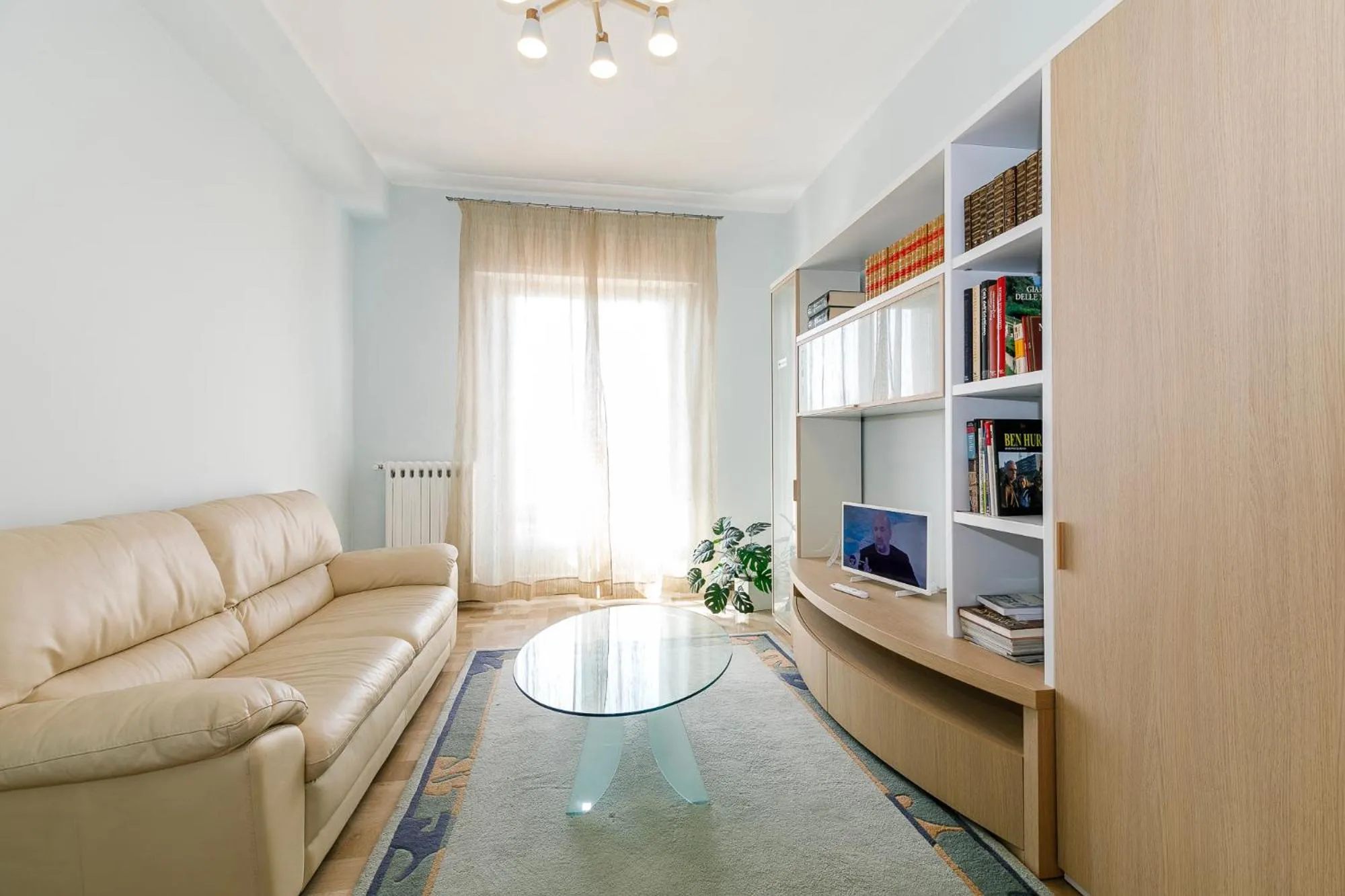 Communal lounge/ TV room in La Locomotiva Rooms