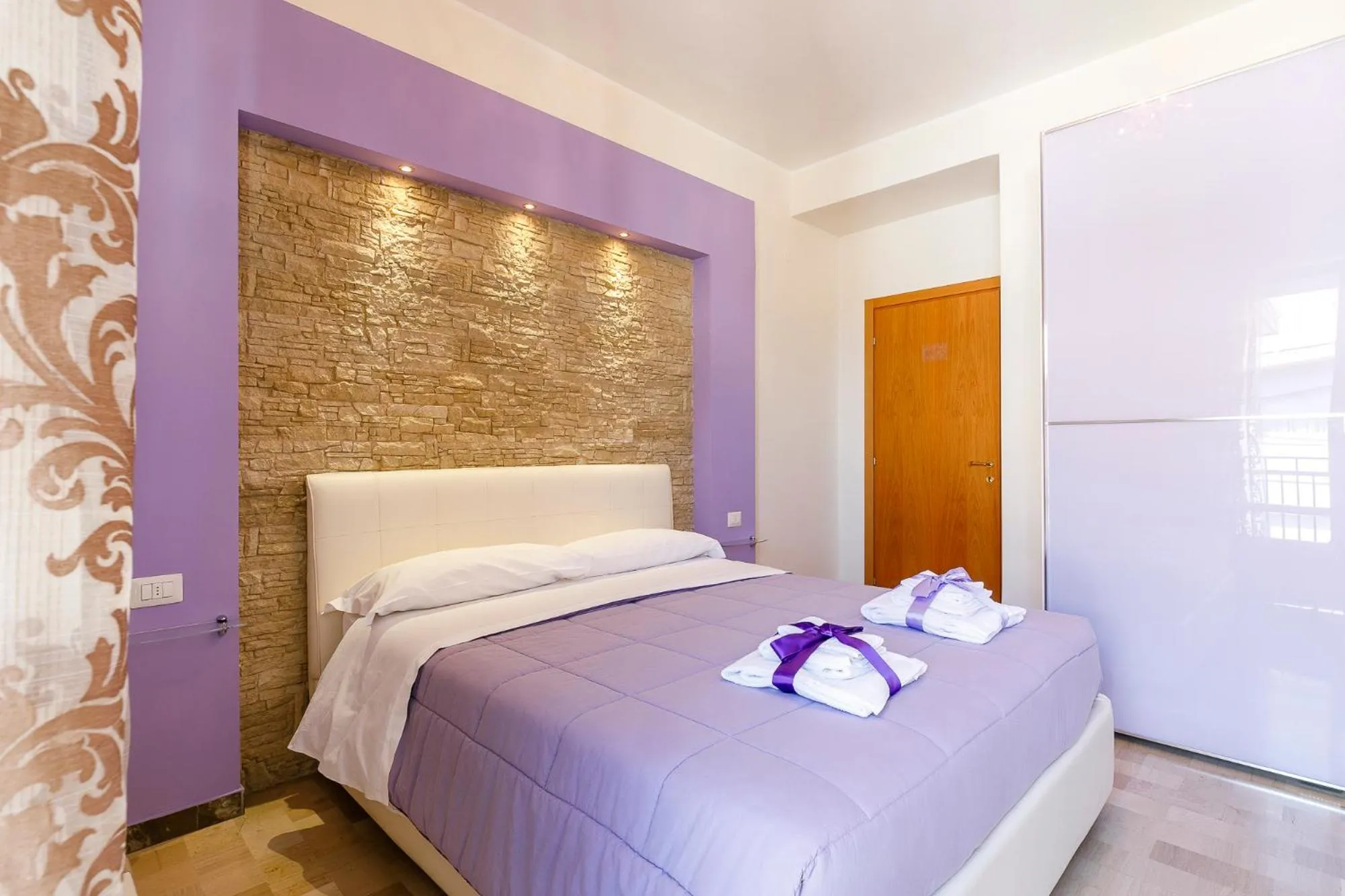 Bed in La Locomotiva Rooms