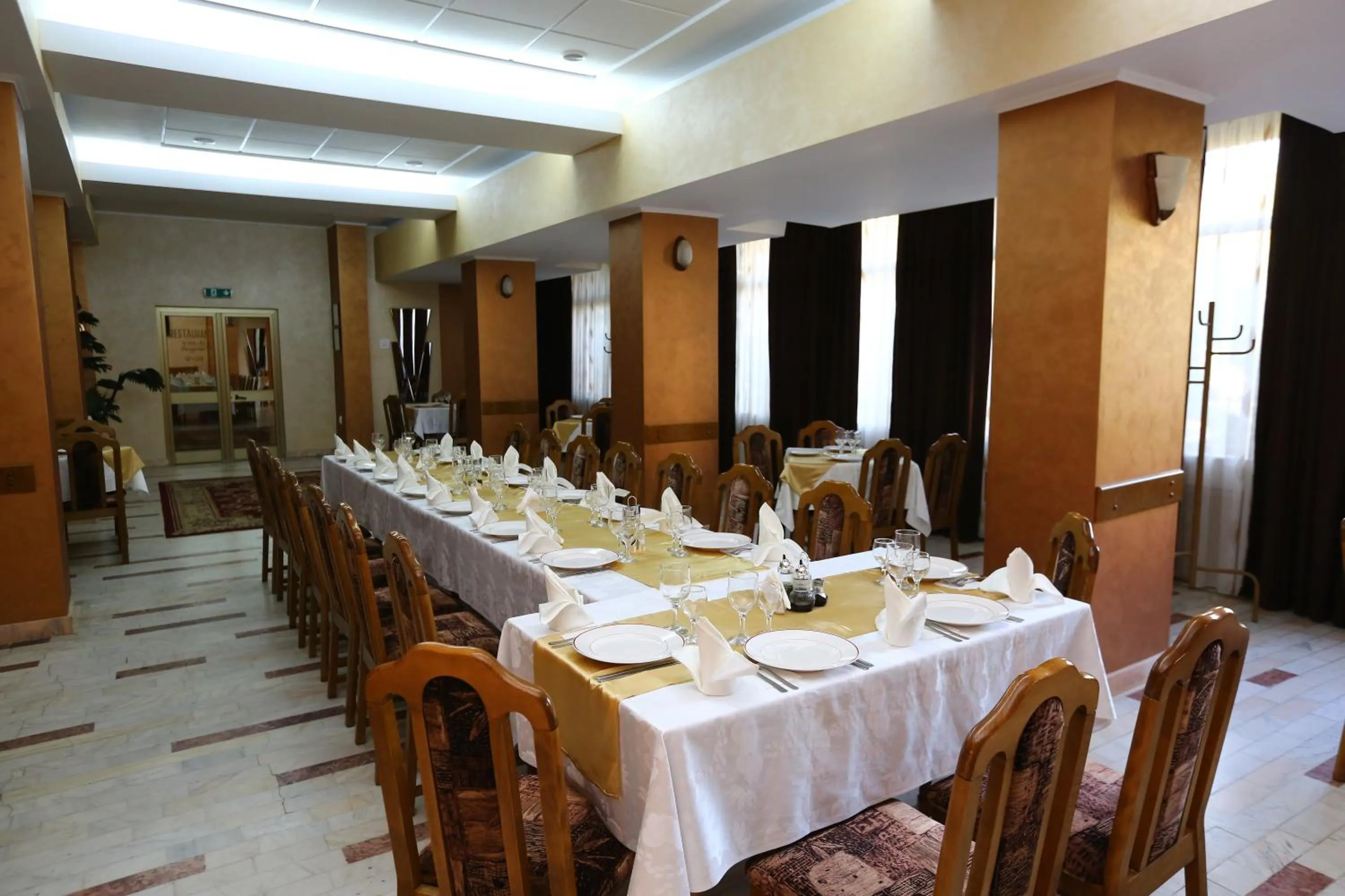 Restaurant/places to eat in Hotel Moldova