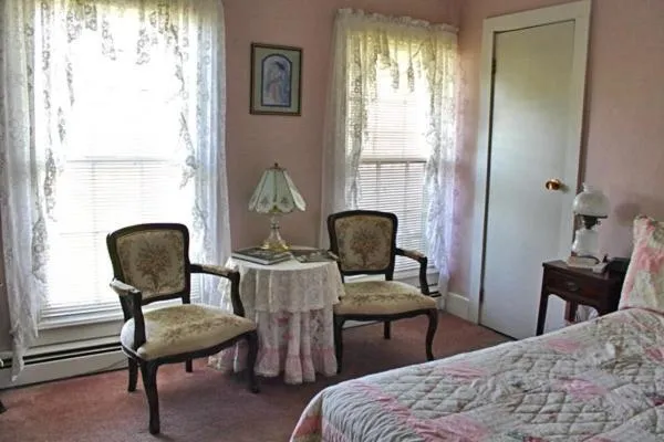 Seating area, Bed in Belle Aire Mansion Guest House