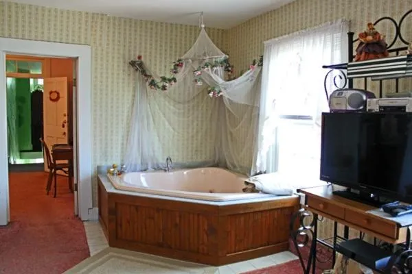 Bed in Belle Aire Mansion Guest House