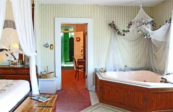 Bed in Belle Aire Mansion Guest House